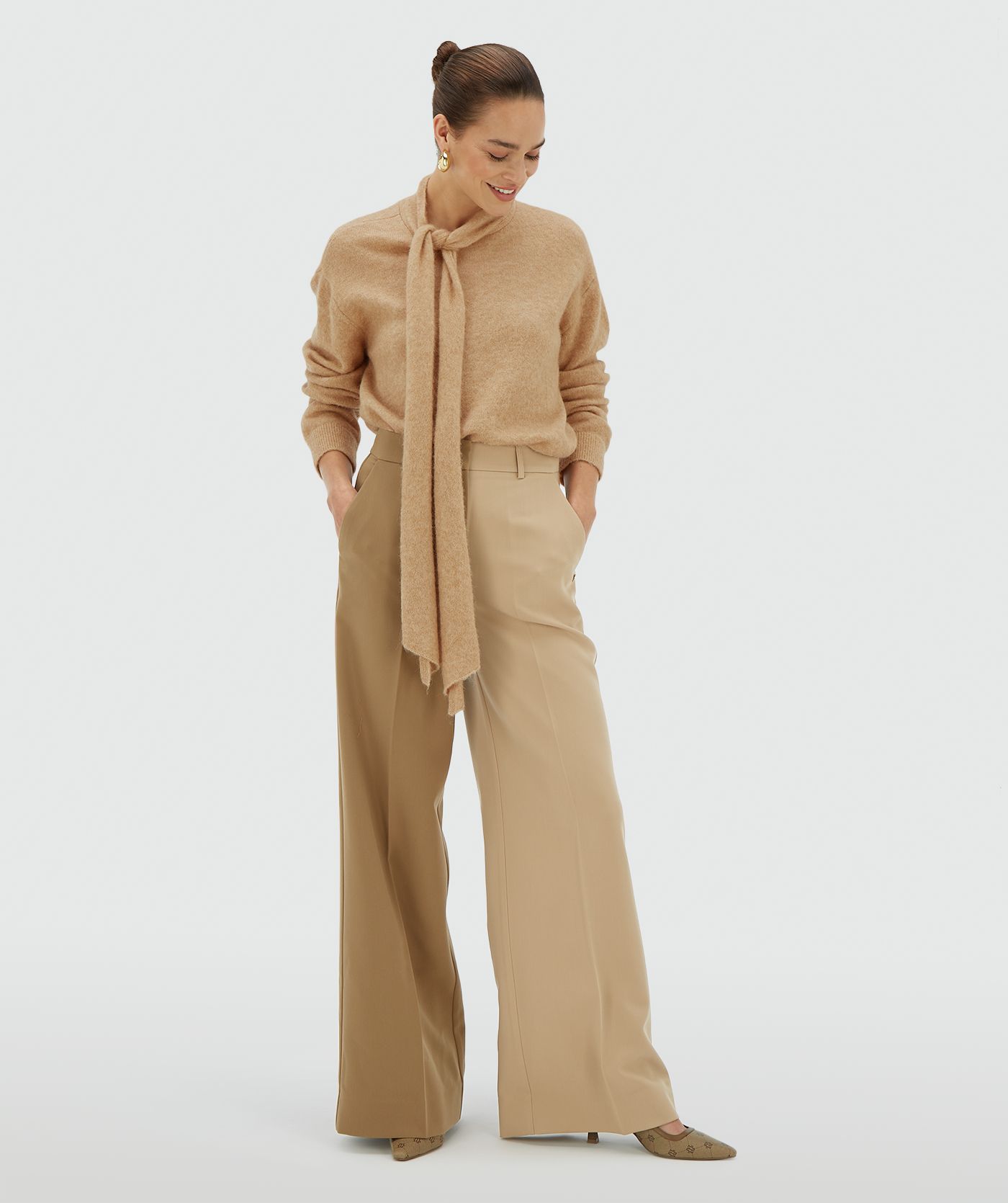 Model draagt een light brown melange regular fit trui met strikdetail bij de hals - Josh V