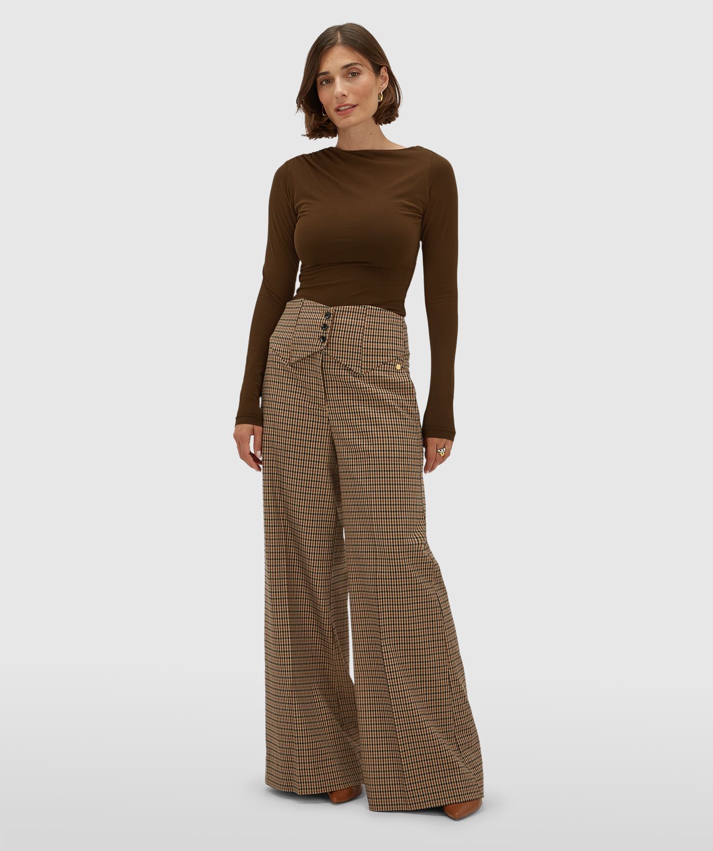 Model draagt een high waisted wide leg pantalon met ruitjes