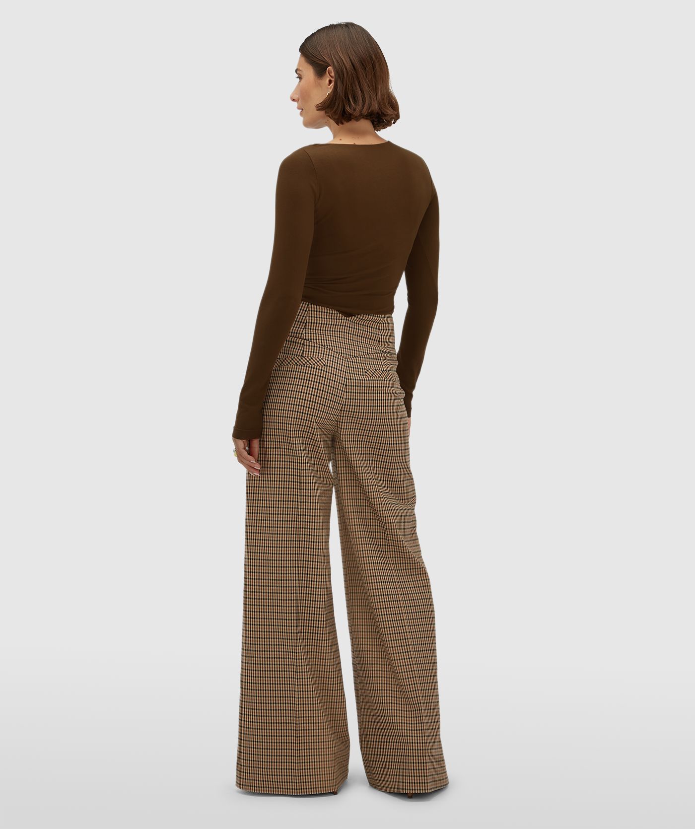 Achteraanzicht van een model in een high waisted wide leg pantalon met ruitjes