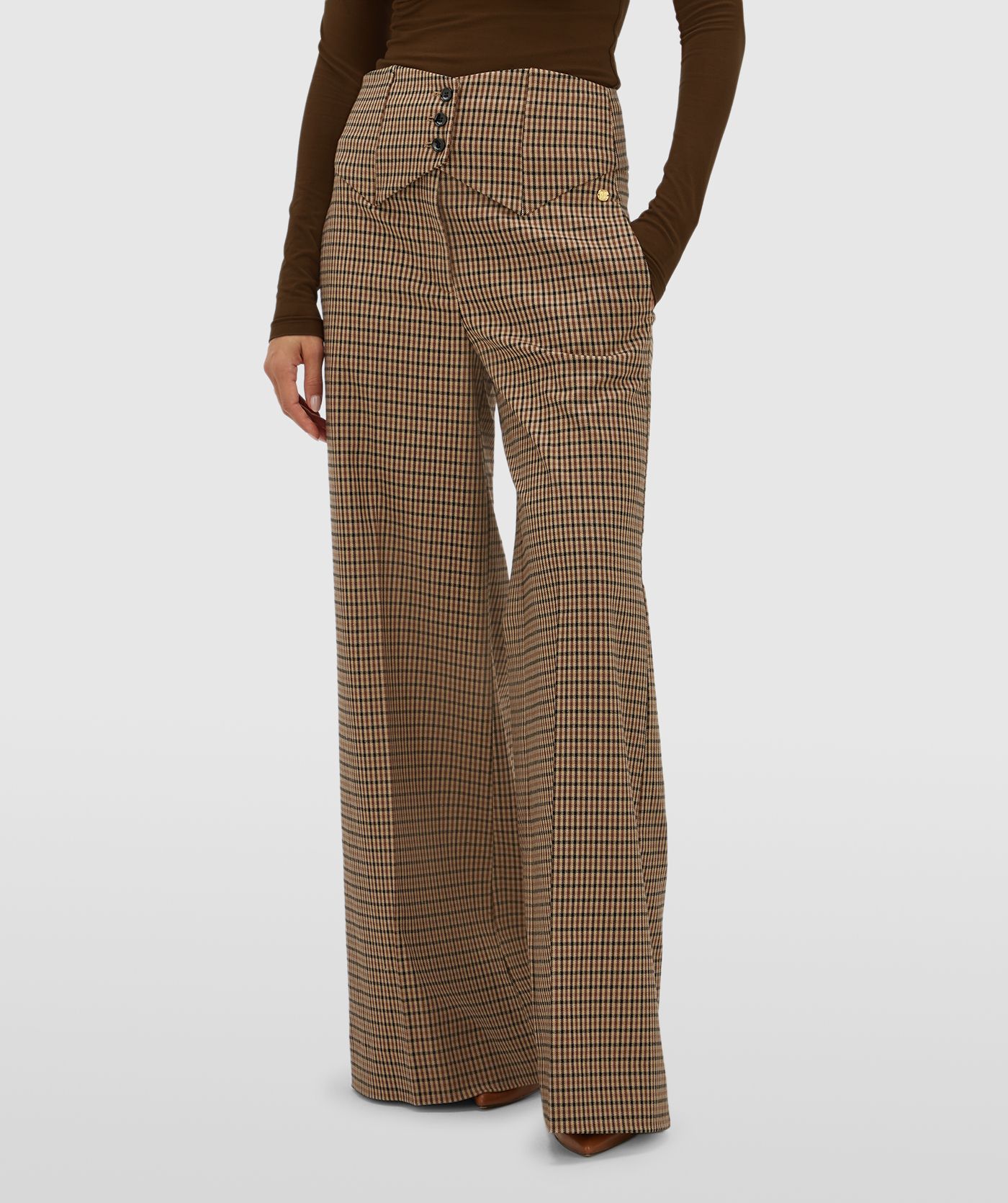 Model draagt een high waisted wide leg pantalon met ruitjes