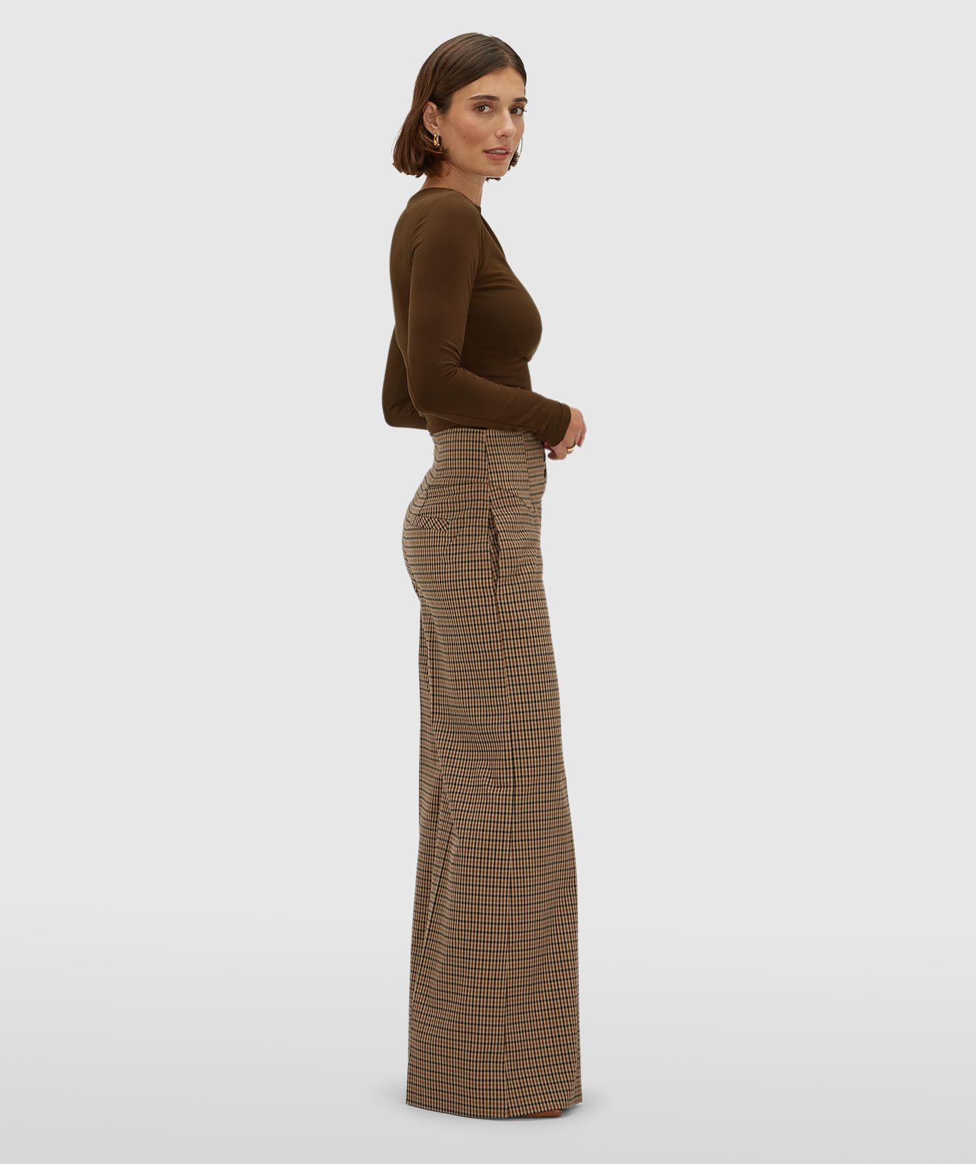 Zijaanzicht van een model in een high waisted wide leg pantalon met ruitjes