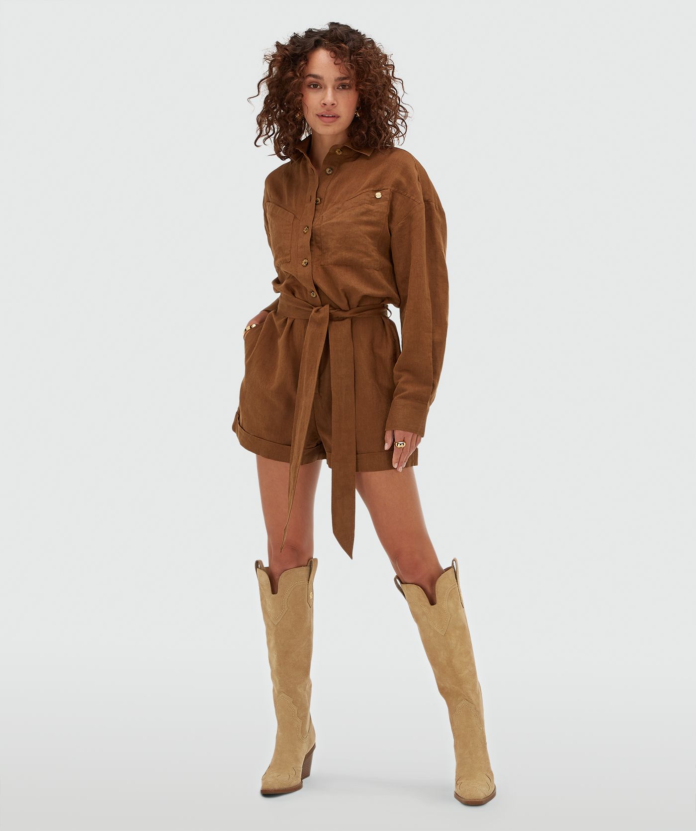 Model draagt een oversized playsuit in de kleur Brown