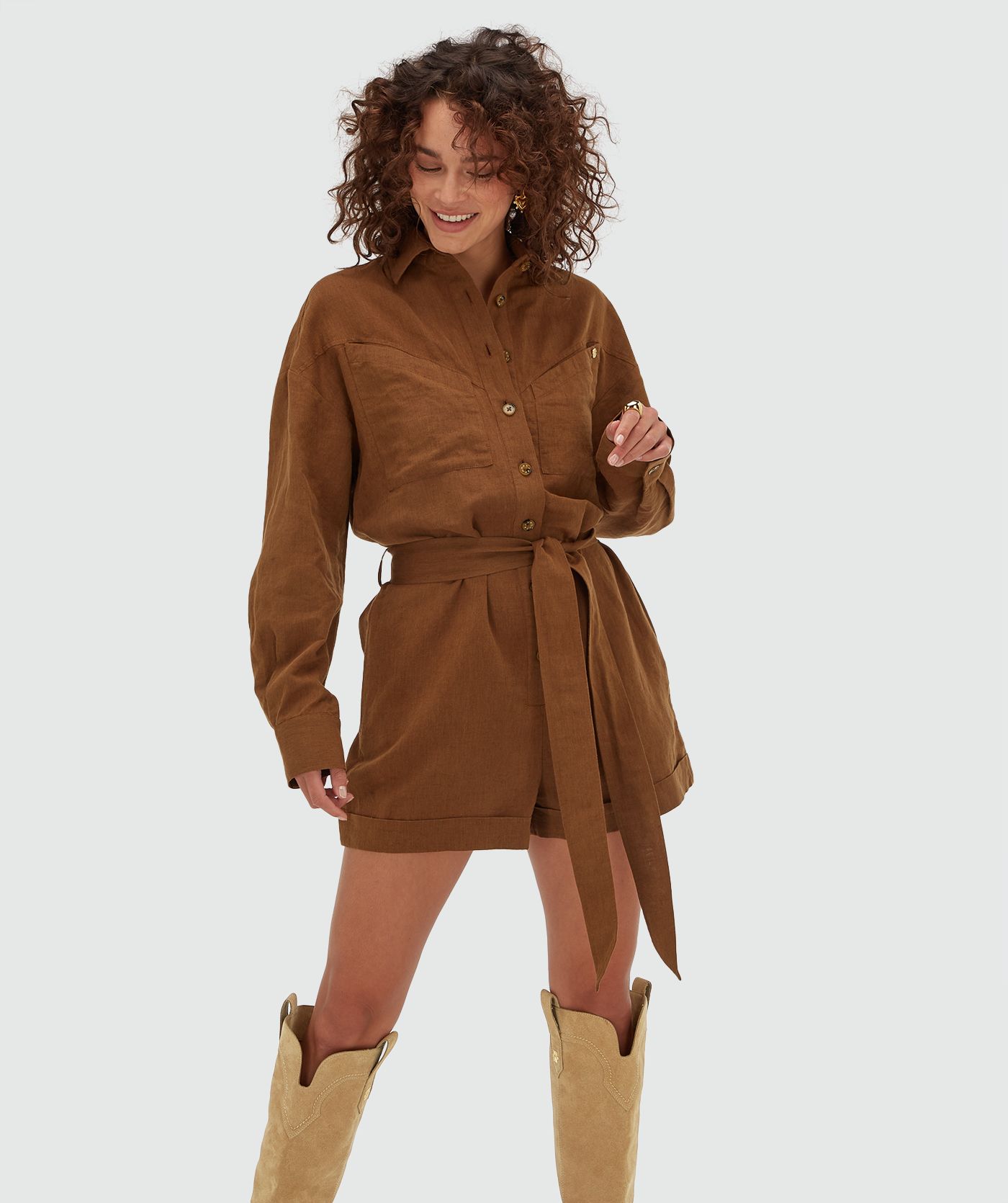 Model draagt een oversized playsuit in de kleur Brown