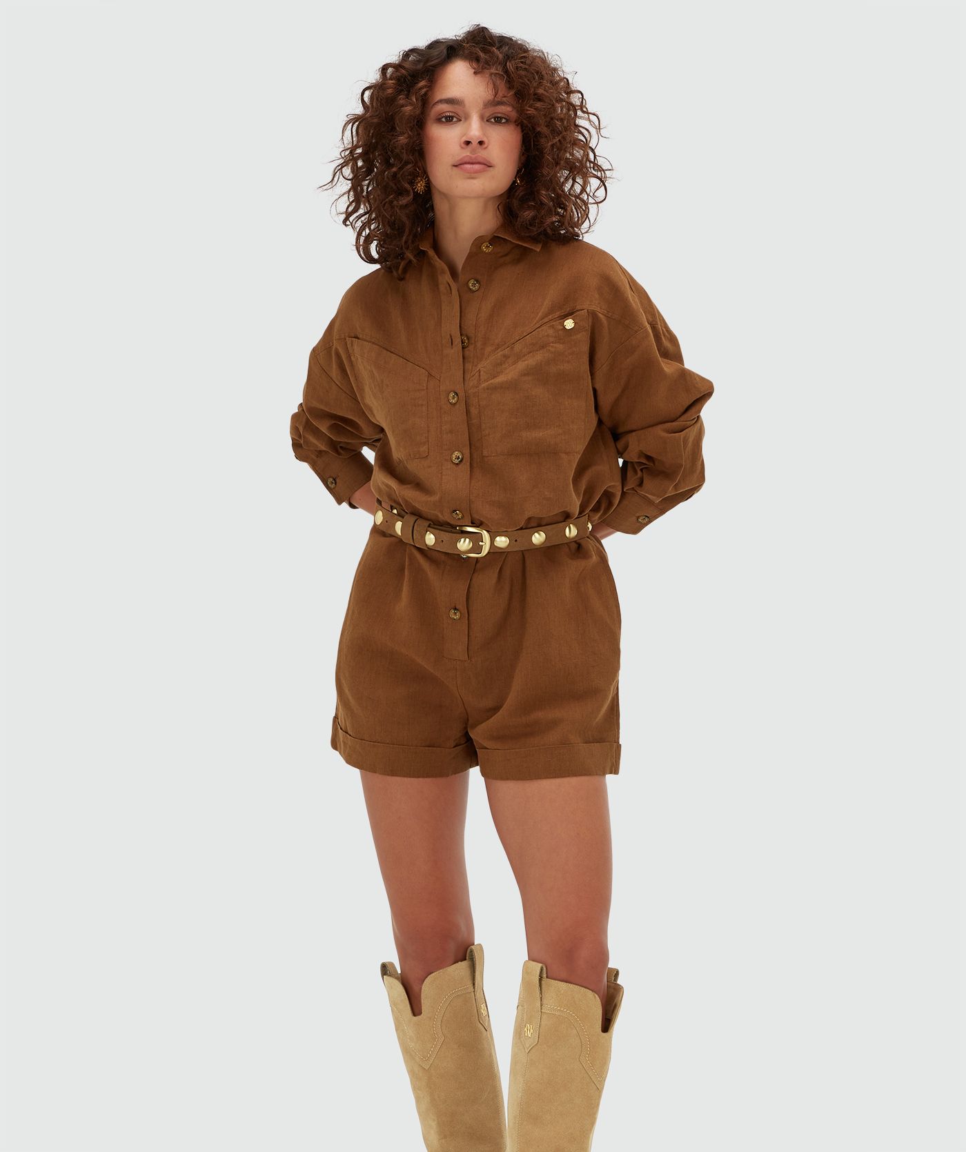 Model draagt een oversized playsuit in de kleur Brown