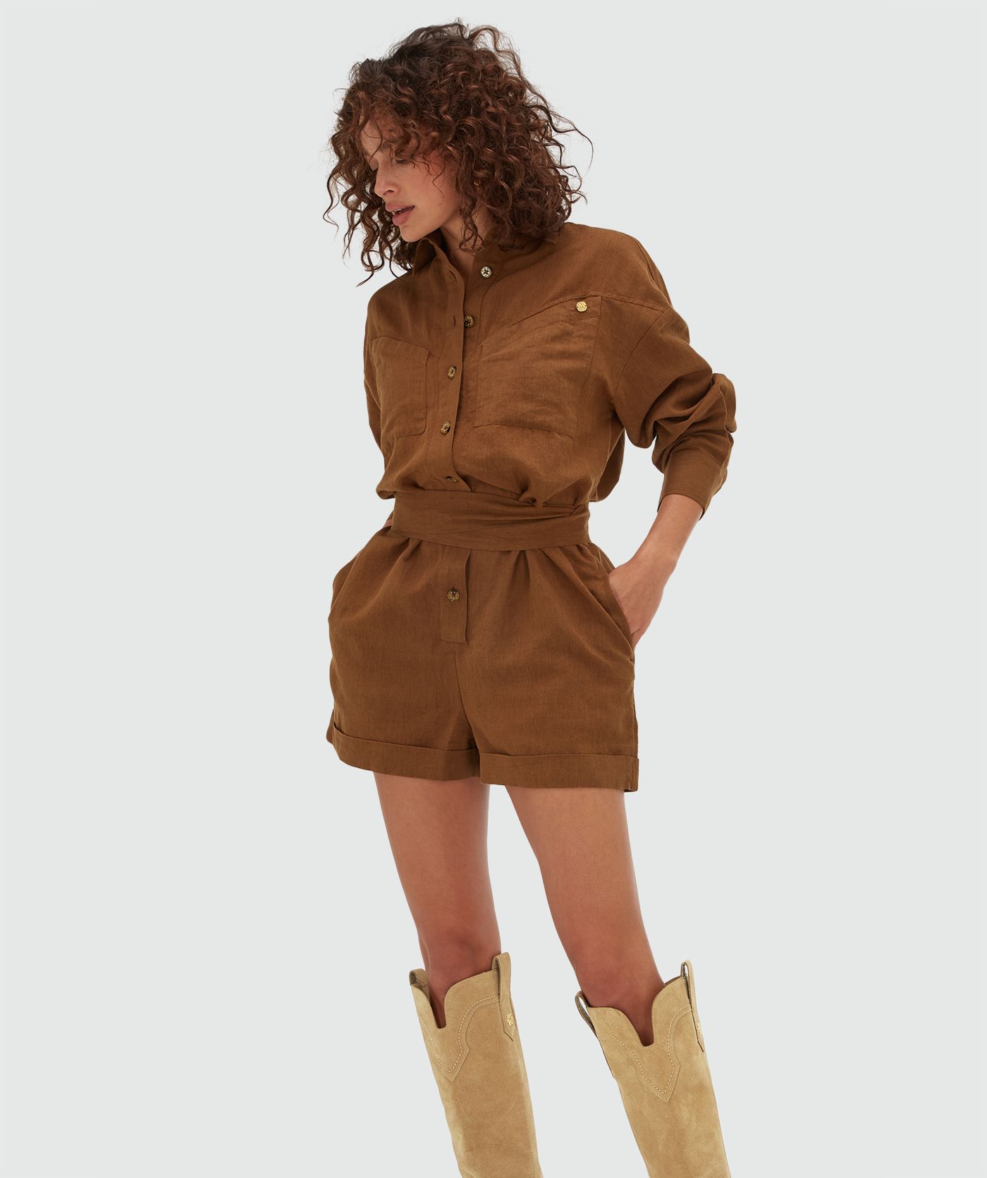 Model draagt een oversized playsuit in de kleur Brown