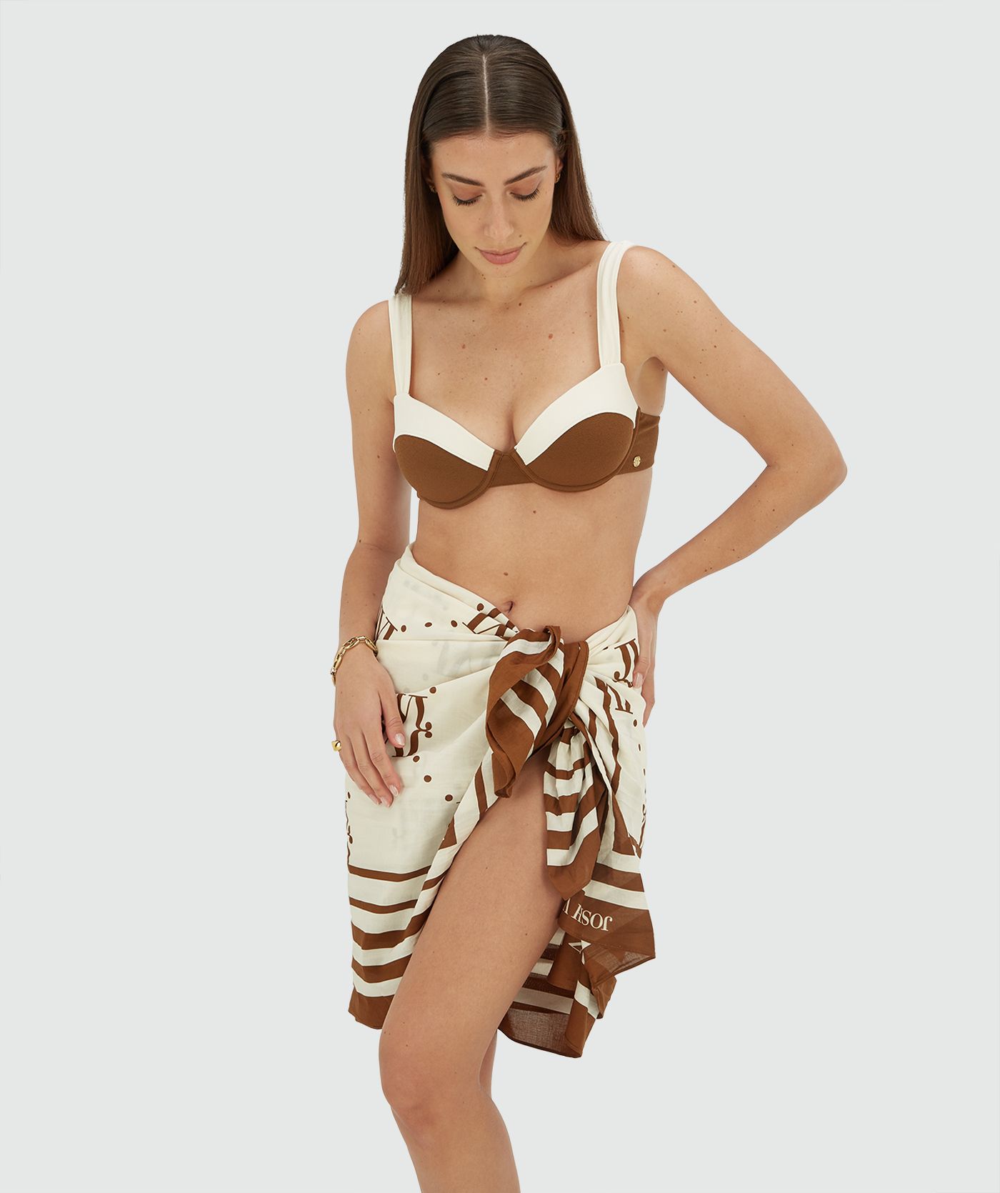 Model draagt een pareo met logo in de kleur Brown Ecru