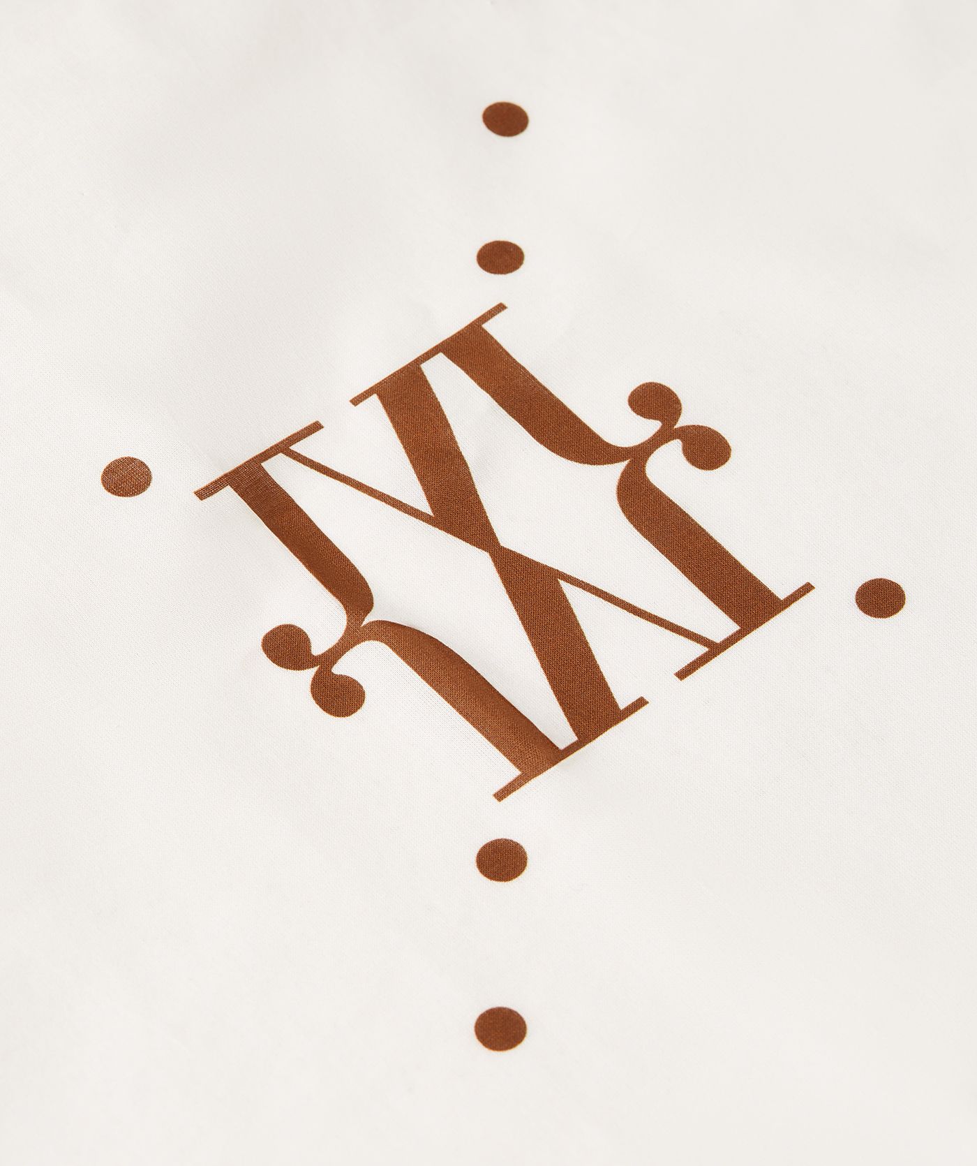 Close-up van een pareo met logo in de kleur Brown Ecru