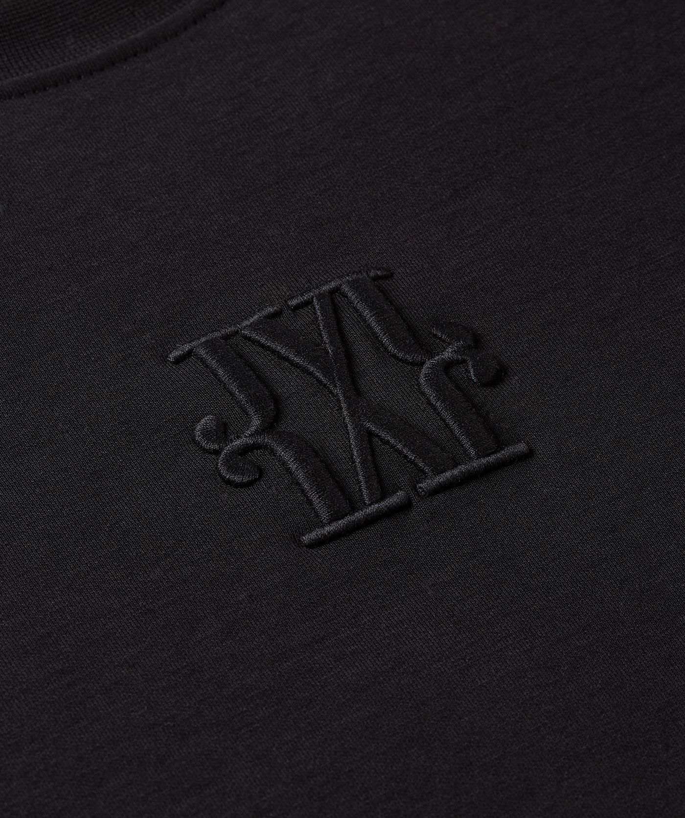 Close-up van JOSH V-logo dat op de voorkant van de body zit.
