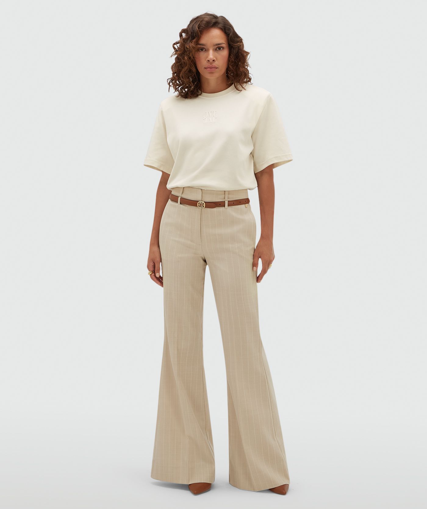 Model draagt een oversized body met schoudervullingen en een JOSH V logo.