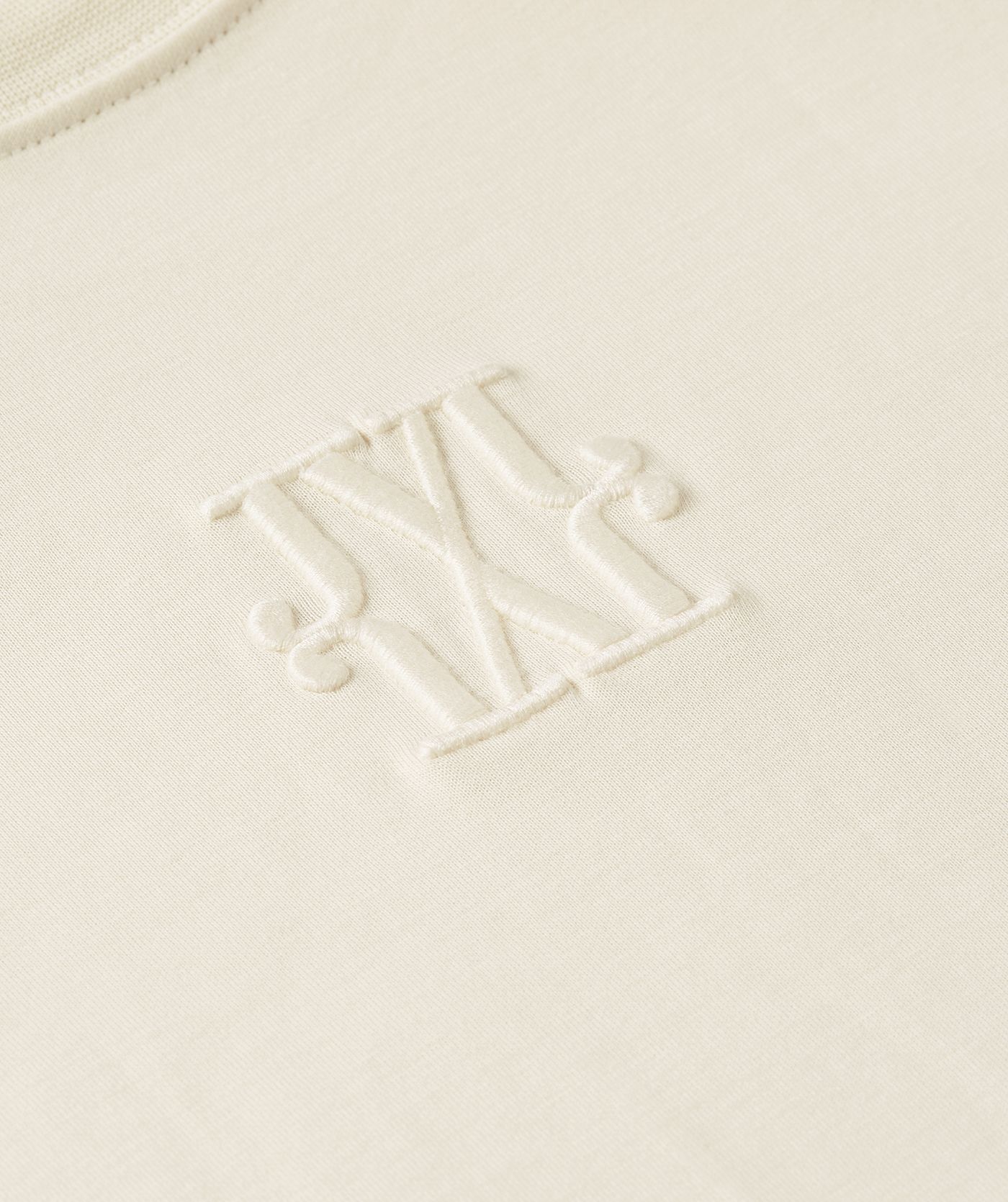 Close-up van het JOSH V-logo op de voorkant van de body.