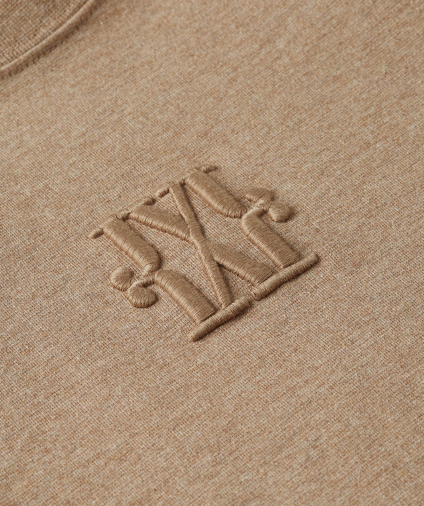 Close-up van JOSH V-logo aan de voorkant van de body.