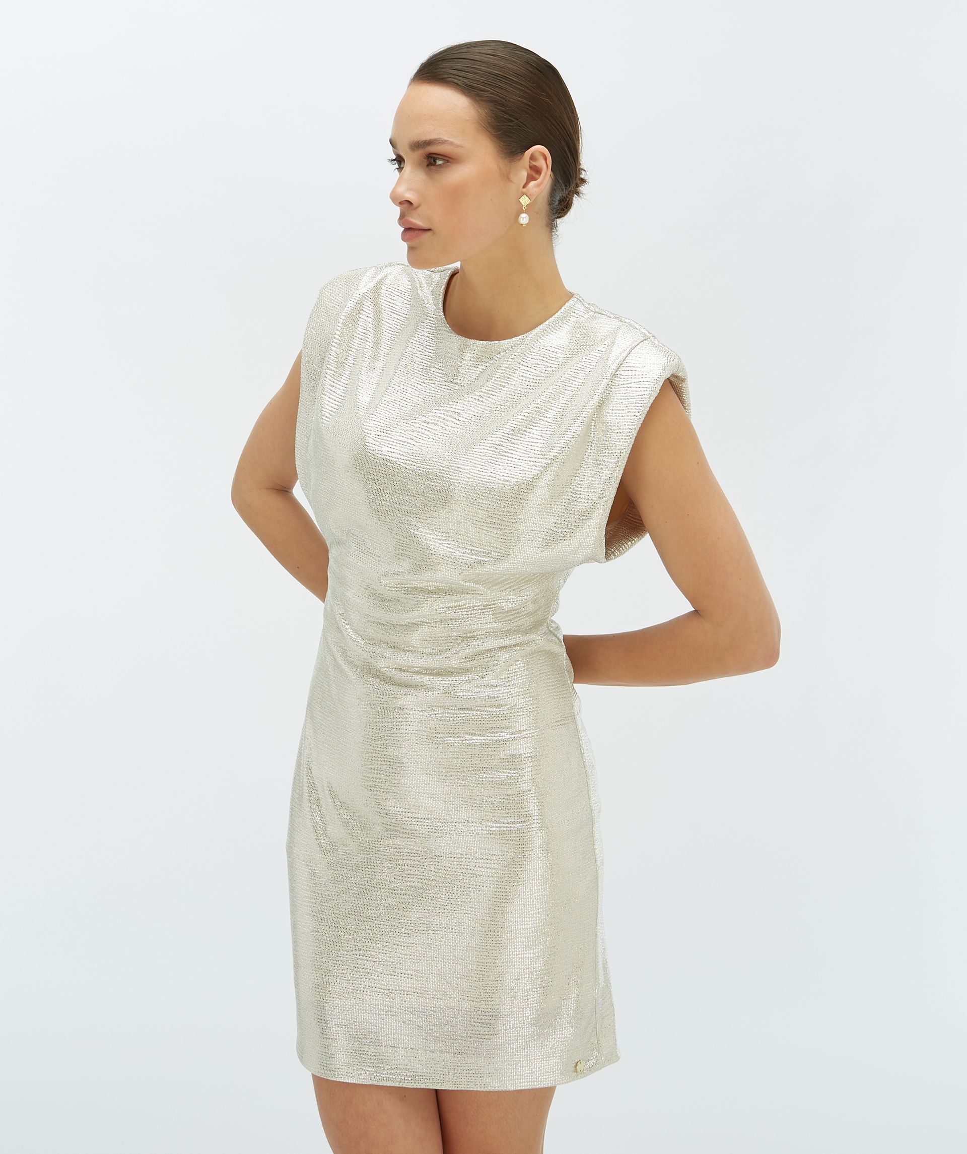 Model draagt een slim fit metallic jurkje in de kleur zilver - Josh V.