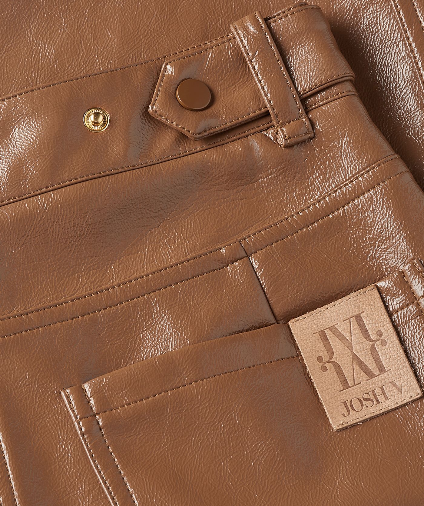 Close-up van de achterzak van de lak look broek. 
