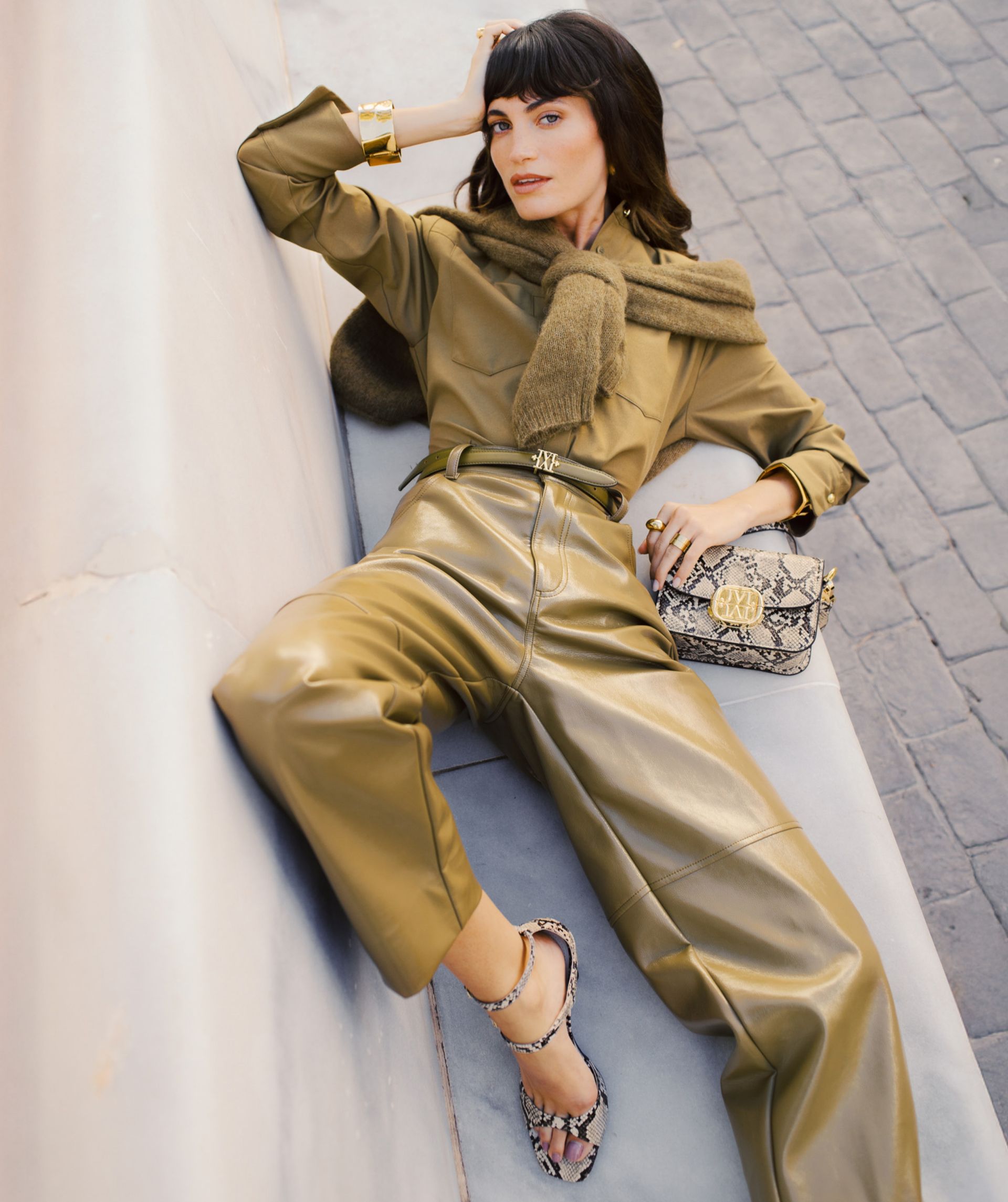 Model draagt een Olive Green mid waisted lacque broek met rechte pijpen