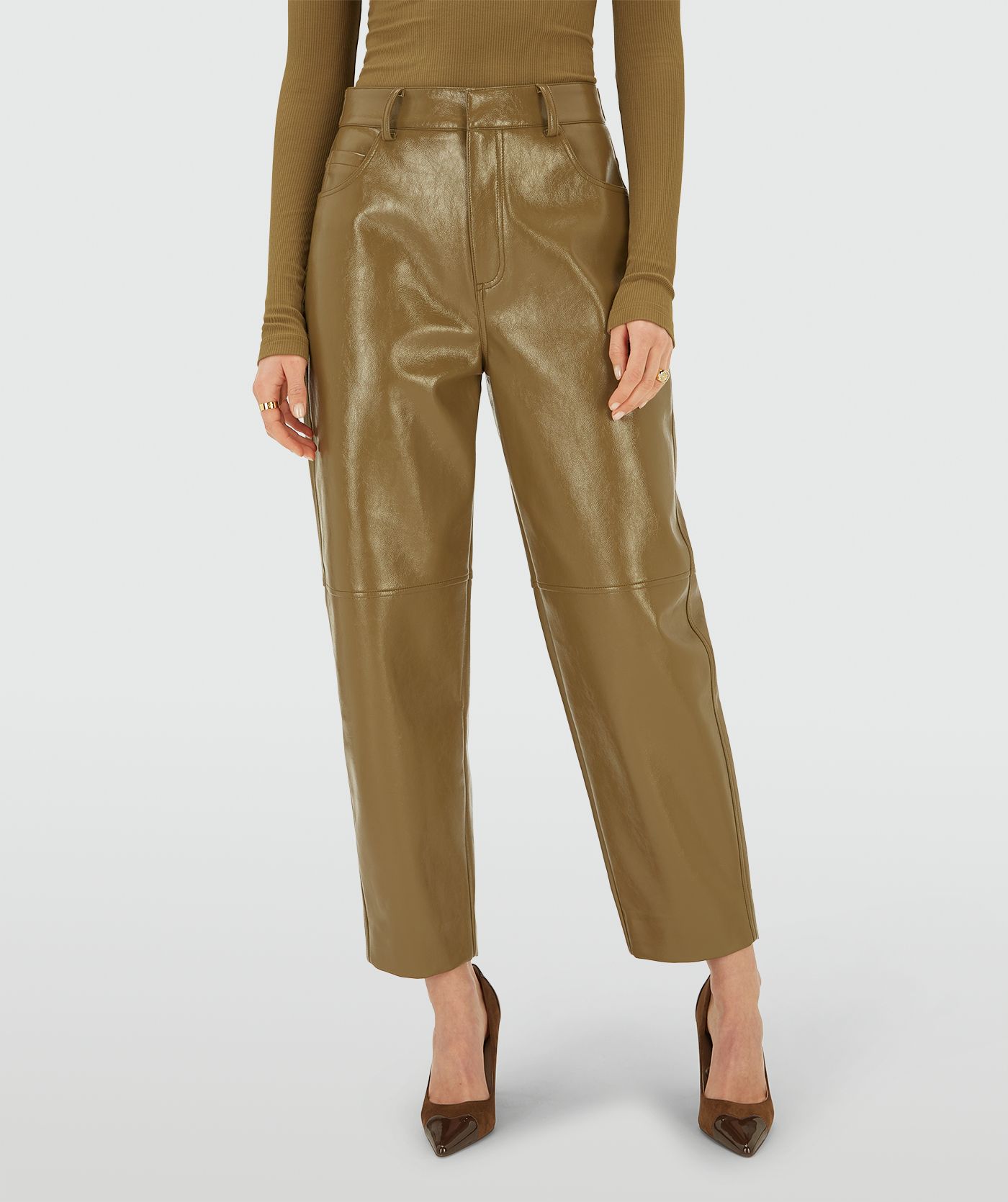 Model draagt een Olive Green mid waisted lacque broek met rechte pijpen