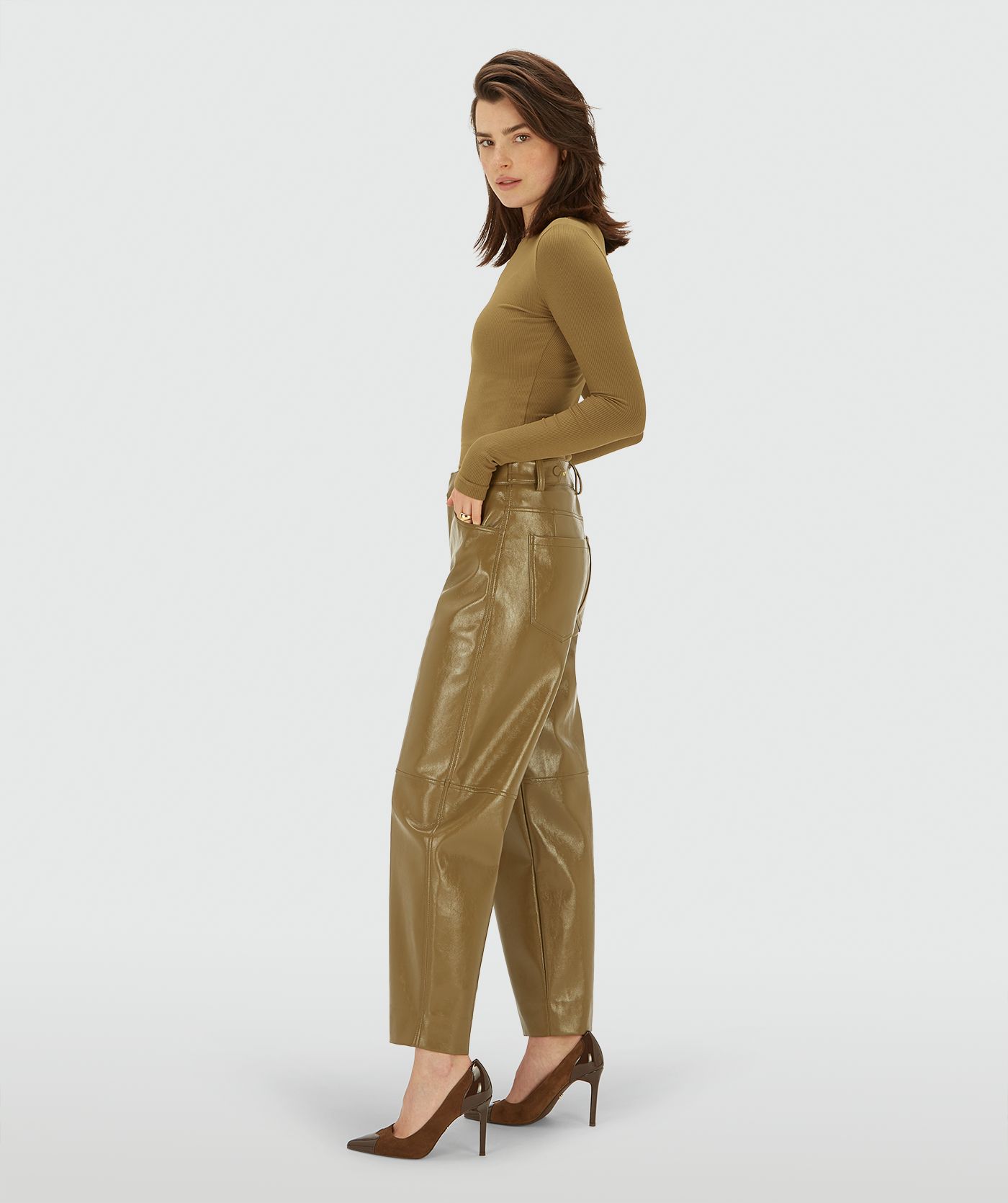 Zijaanzicht van een model in een Olive Green mid waisted lacque broek met rechte pijpen