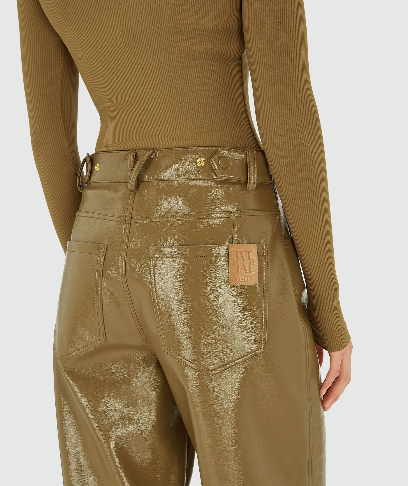 Achteraanzicht van model in een Olive Green mid waisted lacque broek met rechte pijpen