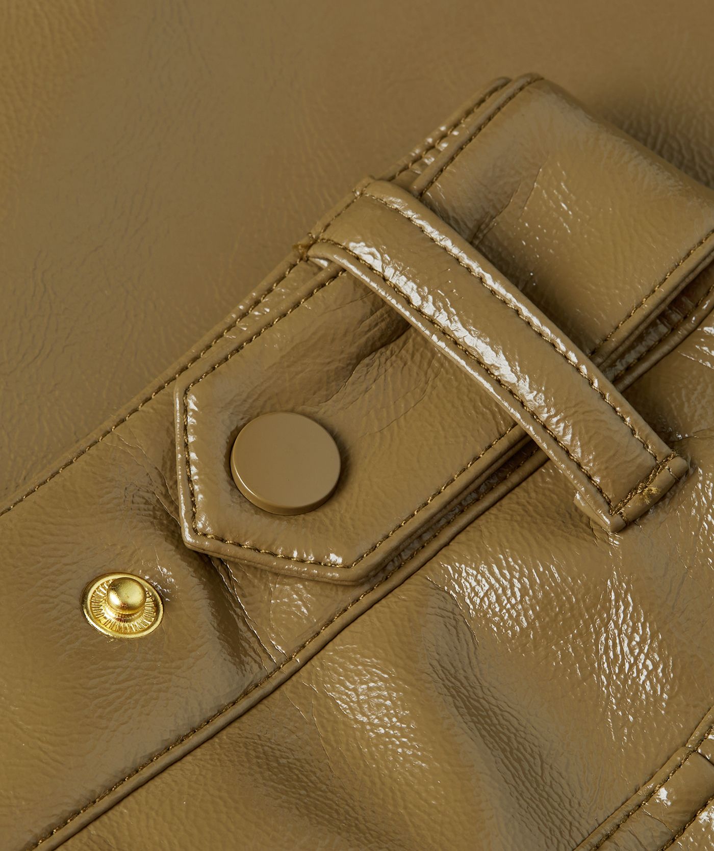 Close-up knoop lacque broek 