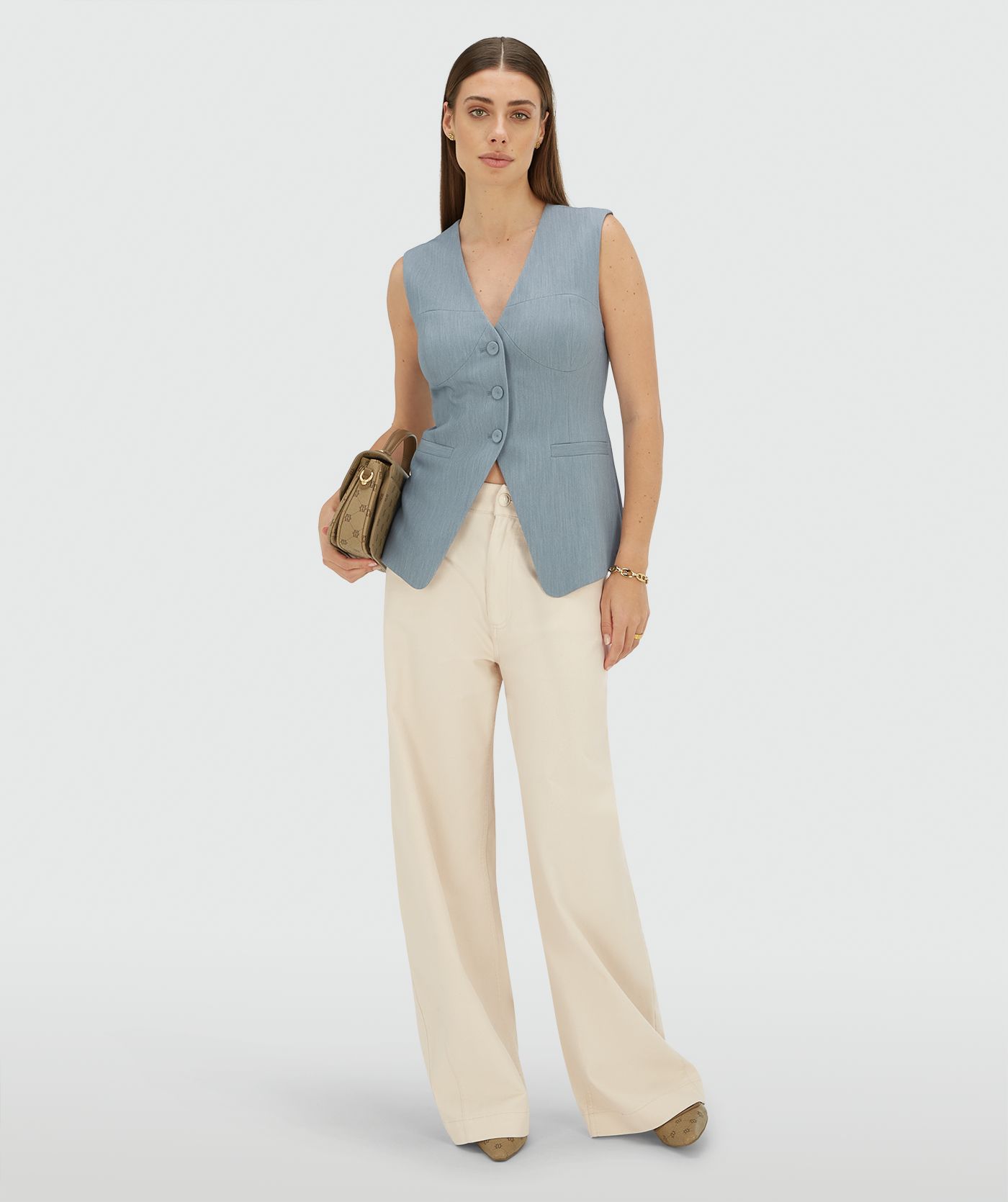 Model draagt een fitted gilet in de kleur Sky Blue Melange