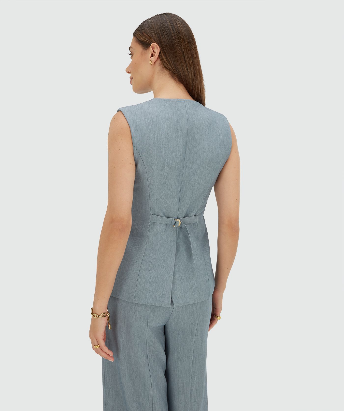 Achterzijde van een model in een fitted gilet in de kleur Sky Blue Melange