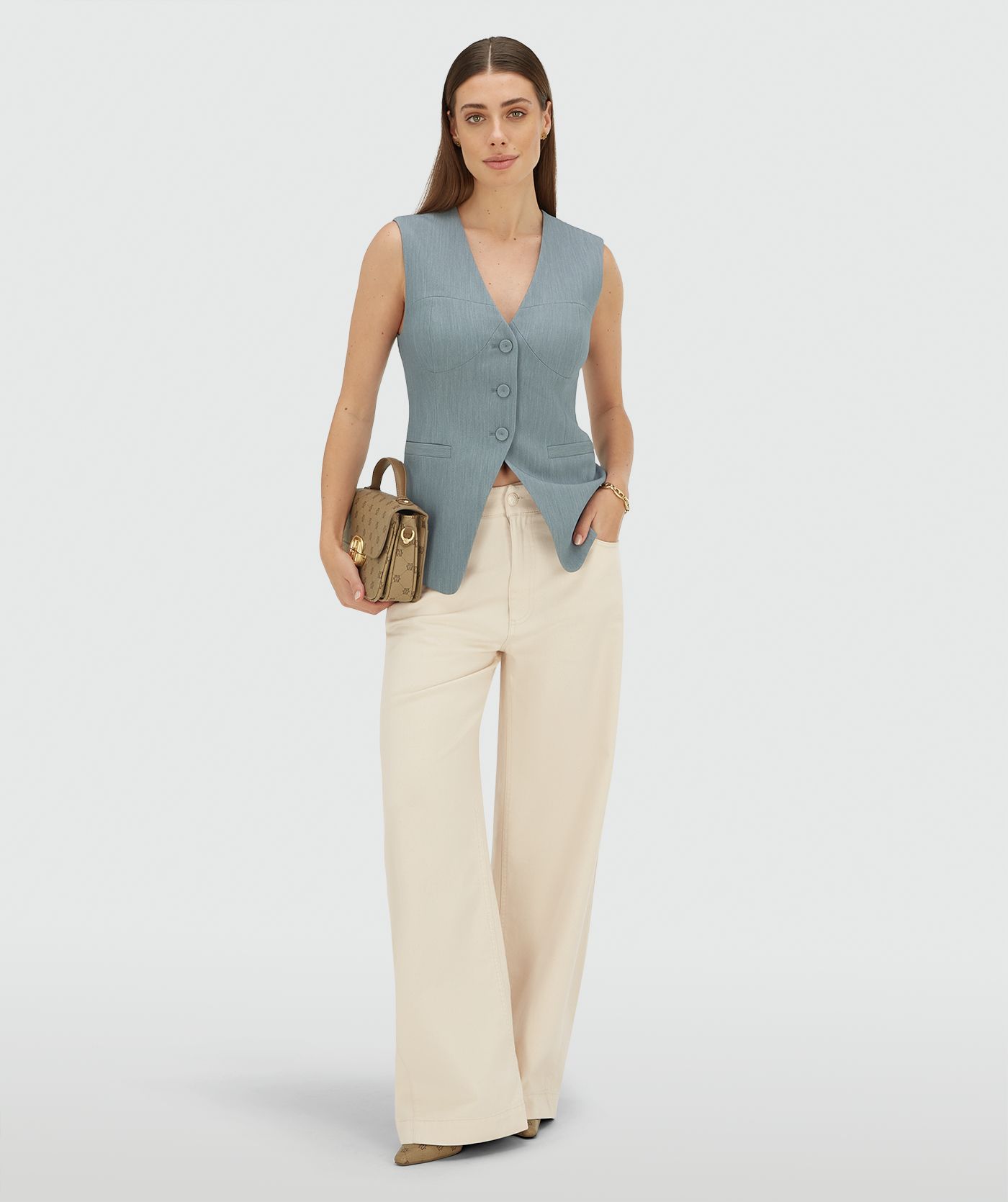 Model draagt een fitted gilet in de kleur Sky Blue Melange