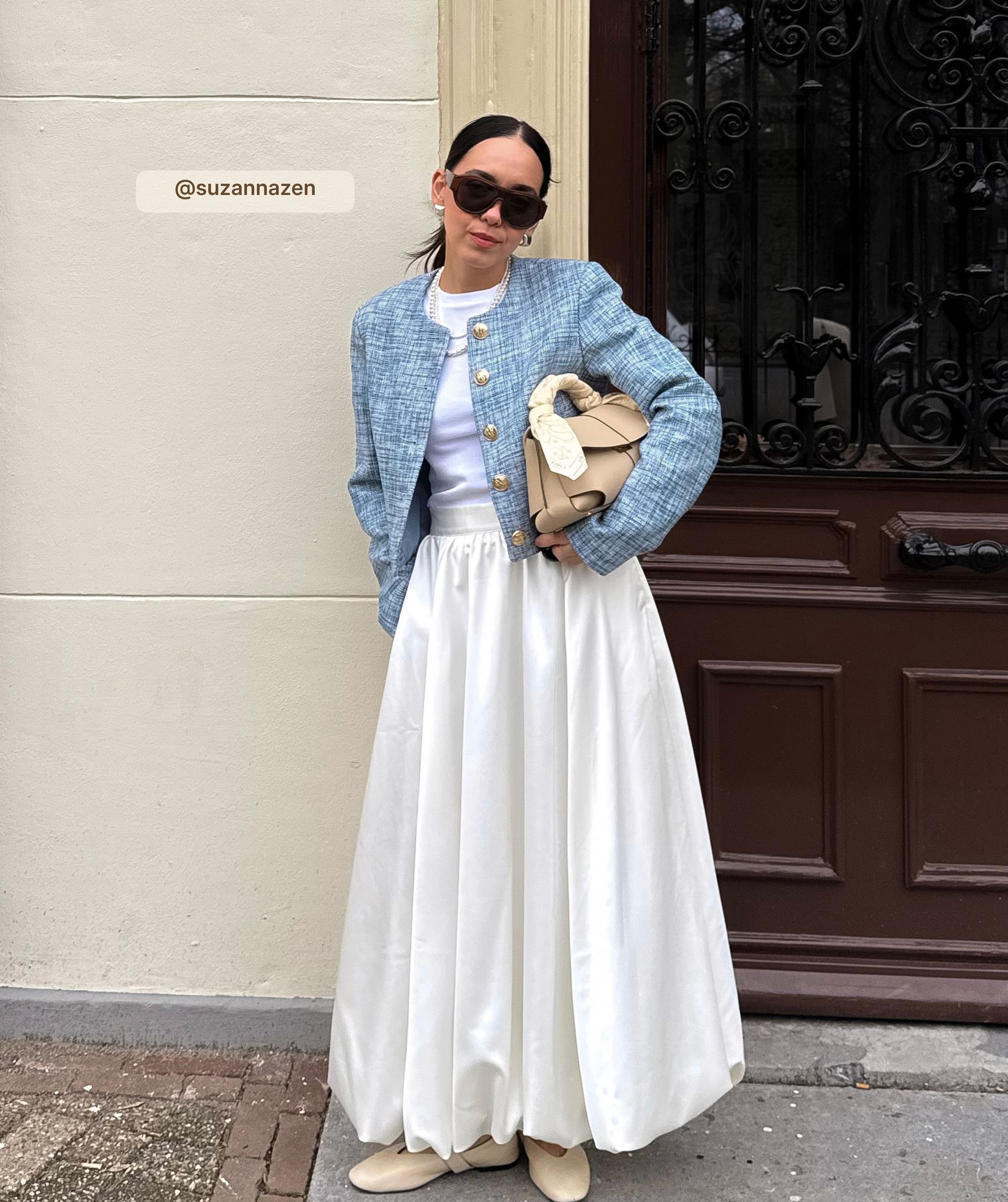Model draagt een cropped blazer met lurex, uitgevoerd in de kleur Blue Bouclé