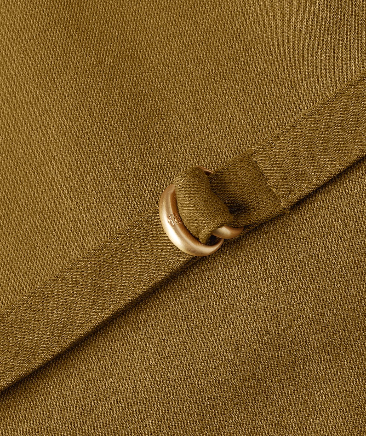 Close-up van het smalle ceintuur in de taille met goudkleurige ring