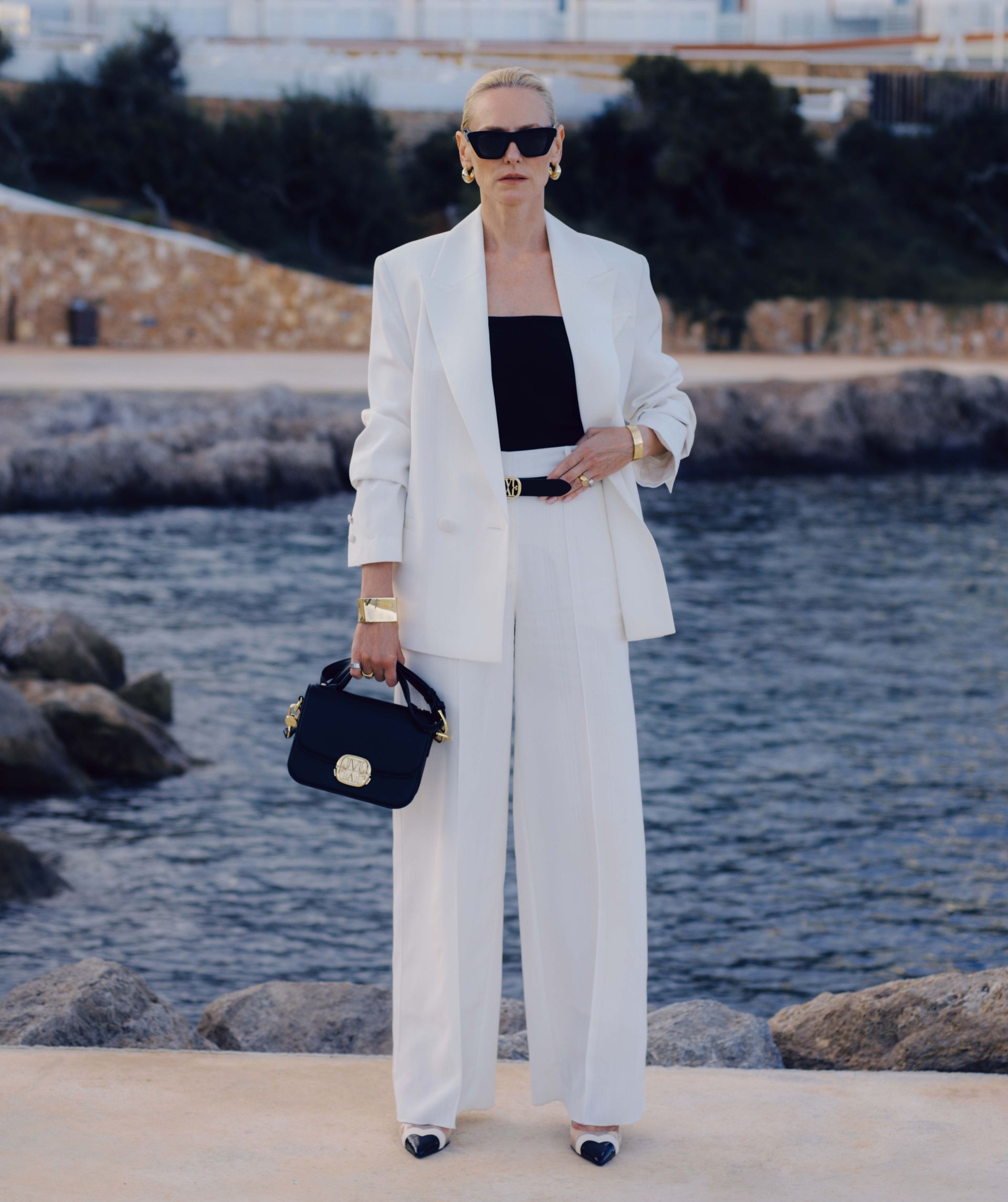 Model draagt een high rise wide leg pantalon in het Off White