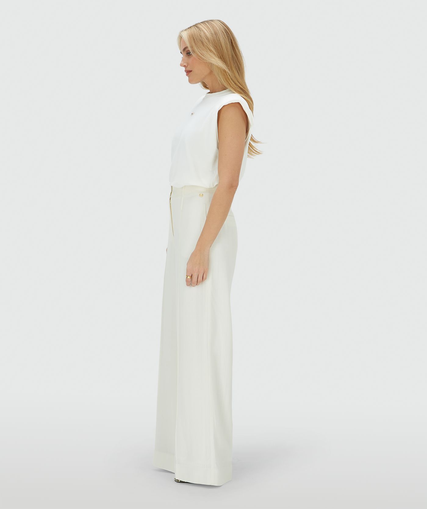 Zijaanzicht van een model in een high rise wide leg pantalon in het Off White