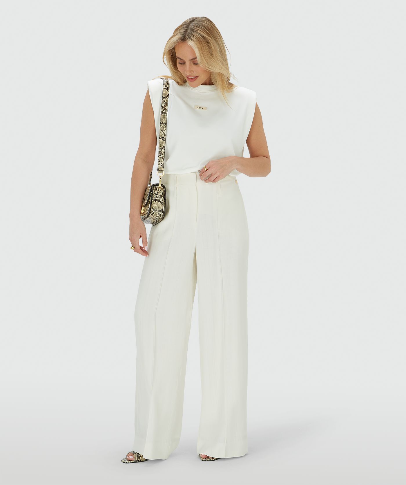 Model draagt een high rise wide leg pantalon in het Off White