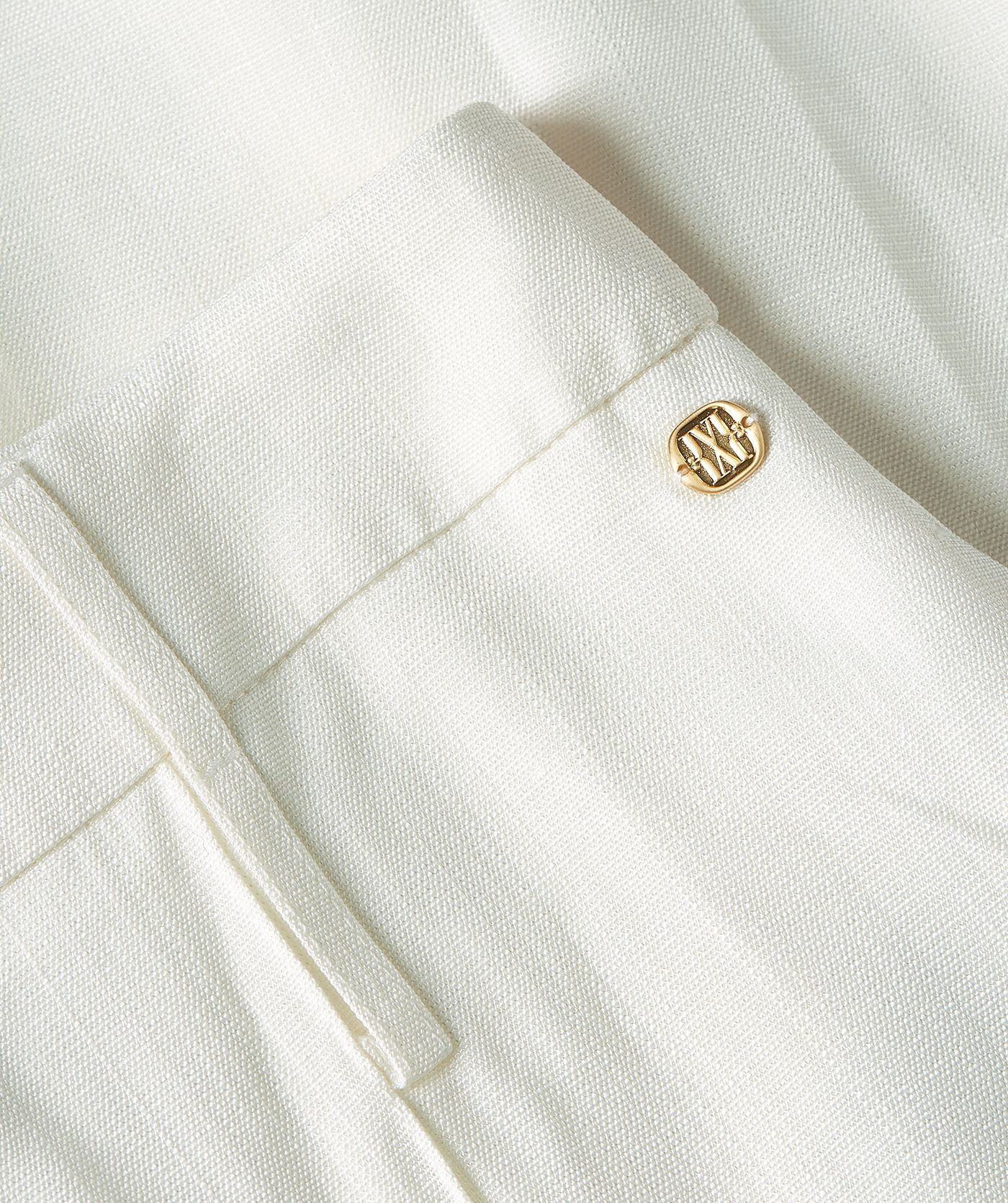 Close-up van een high rise wide leg pantalon in het Off White