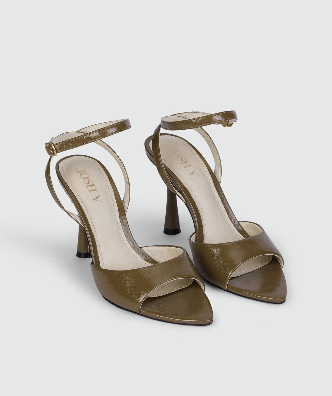 Sandalen in de kleur Khaki, weergegeven op een lichtgrijze achtergrond