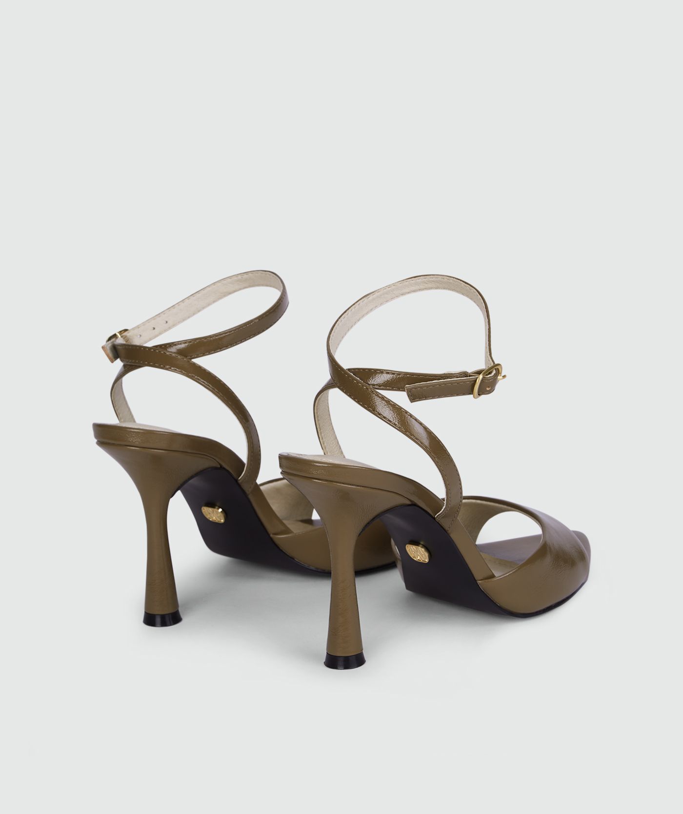 Sandalen in de kleur Khaki, weergegeven op een lichtgrijze achtergrond