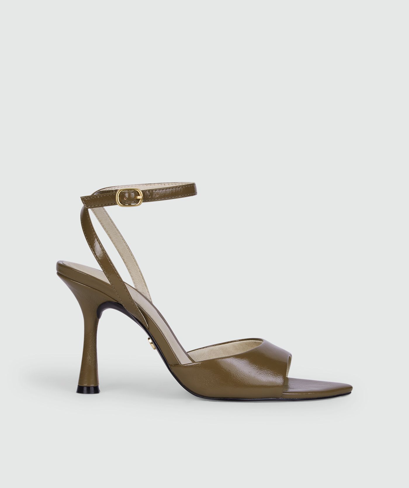 Sandalen in de kleur Khaki, weergegeven op een lichtgrijze achtergrond