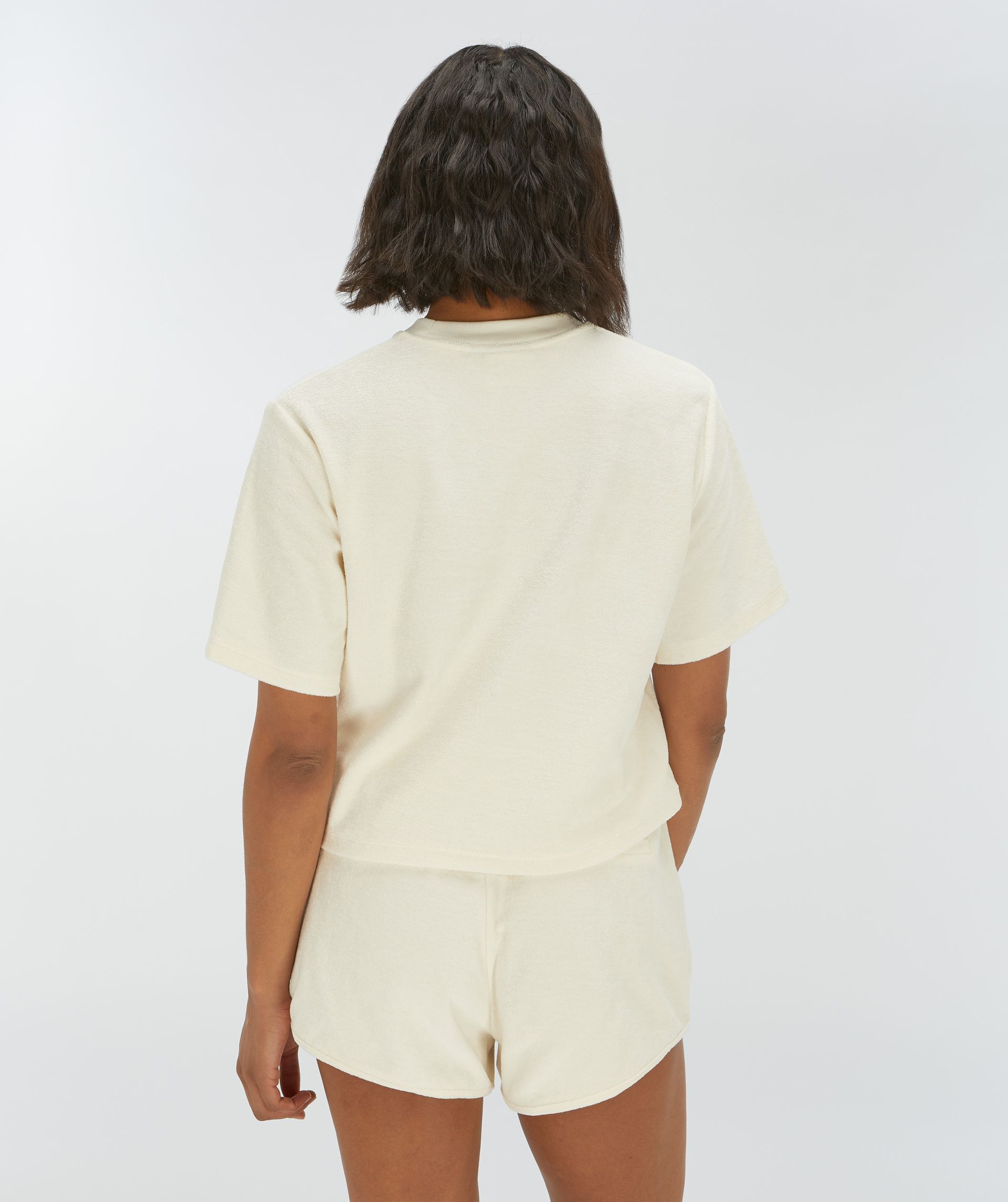 Achteraanzicht van een model met een oversized gebroken wit T-shirt - Josh V.