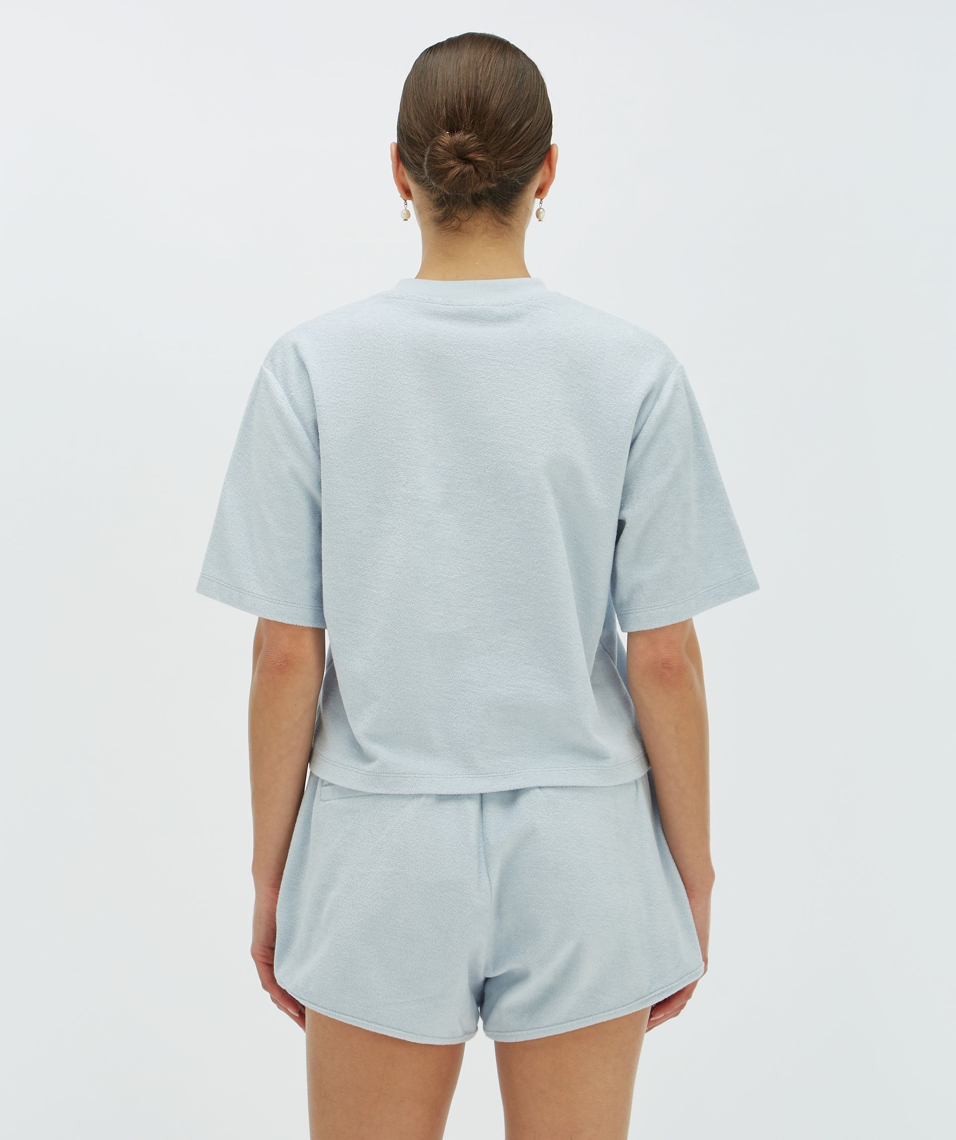 Achteraanzicht van een model in een oversized T-shirt in de kleur Sky Blue - Josh V.