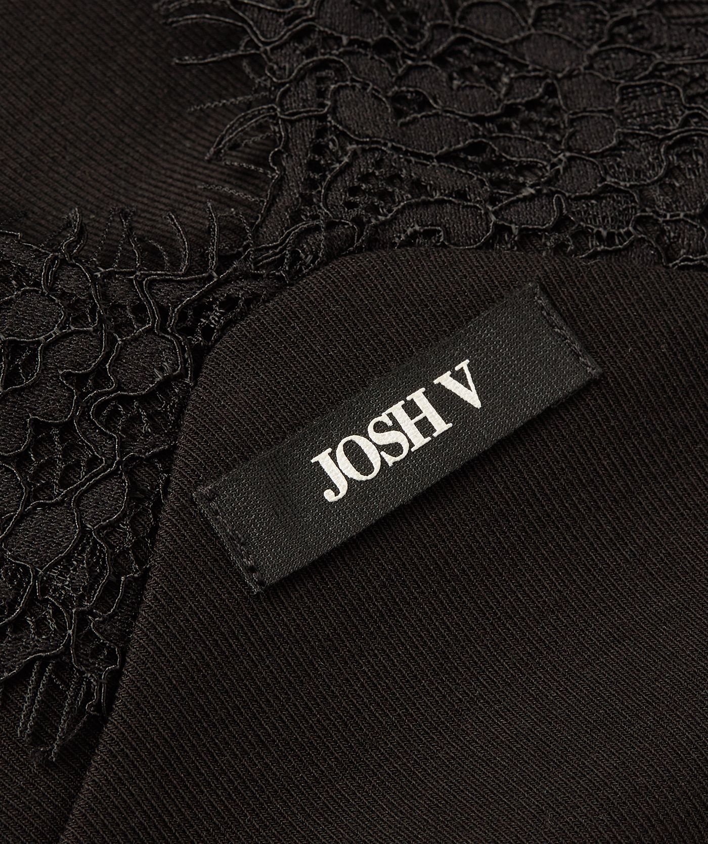 Close-up JOSH V embleem op de voorzijde