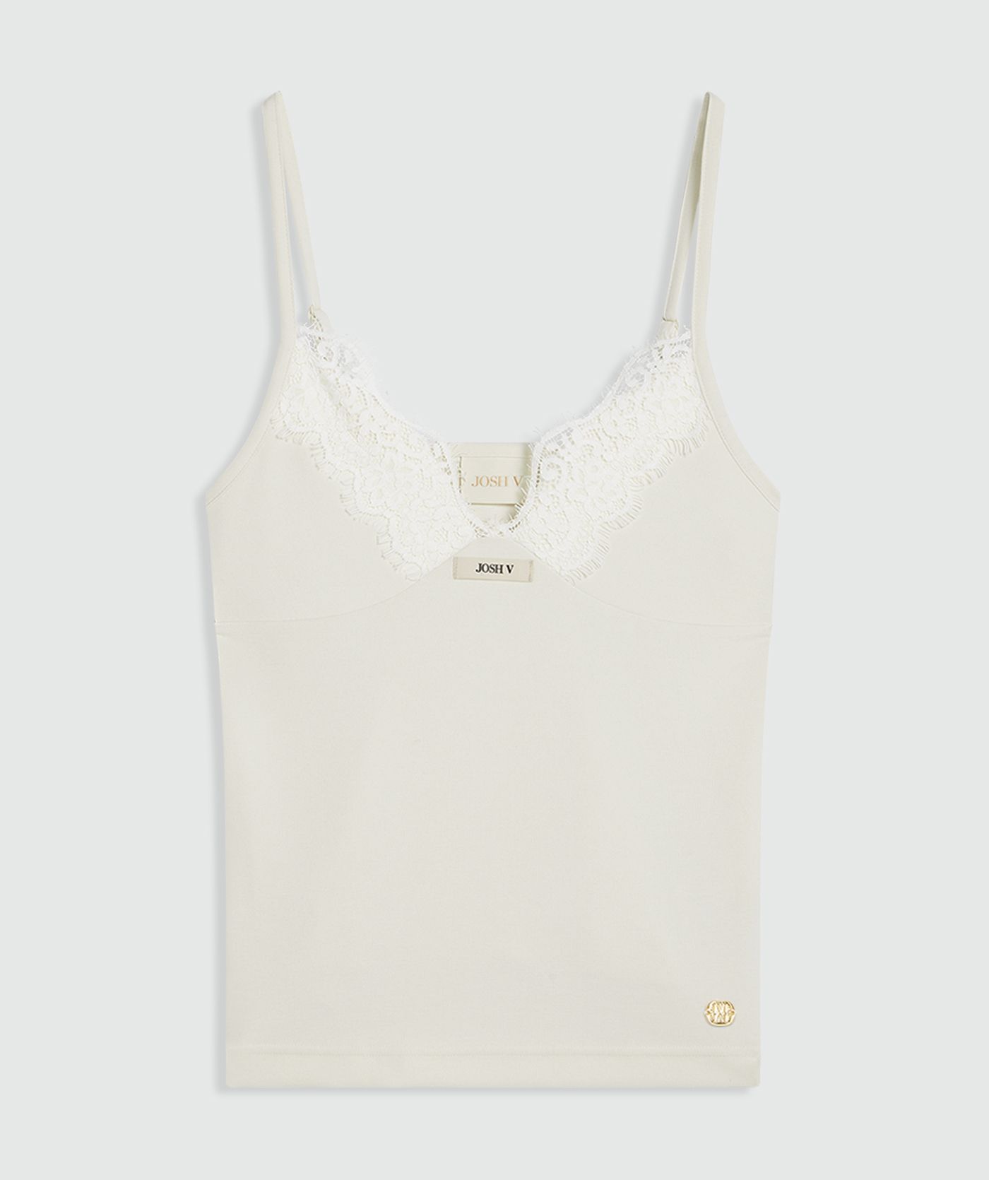 Een slim fit top in de kleur Creme White met kanten afwerkingen, weergegeven op een lichtgrijze achtergrond