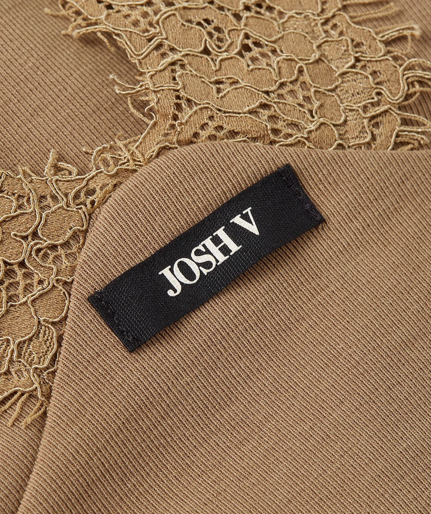 Close-up JOSH V embleem voorzijde