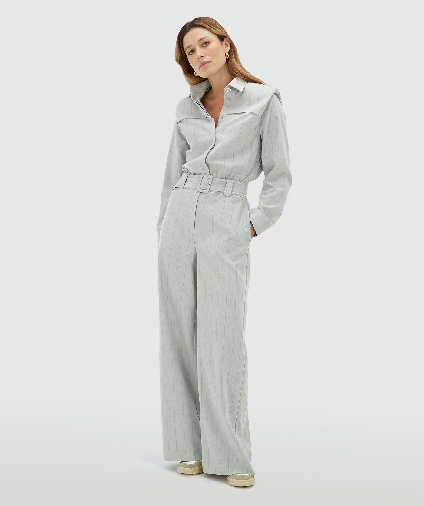 Model draagt een Light Grey Melange jumpsuit met lange mouwen, ceintuur, kraag en wijde pijpen - Josh V