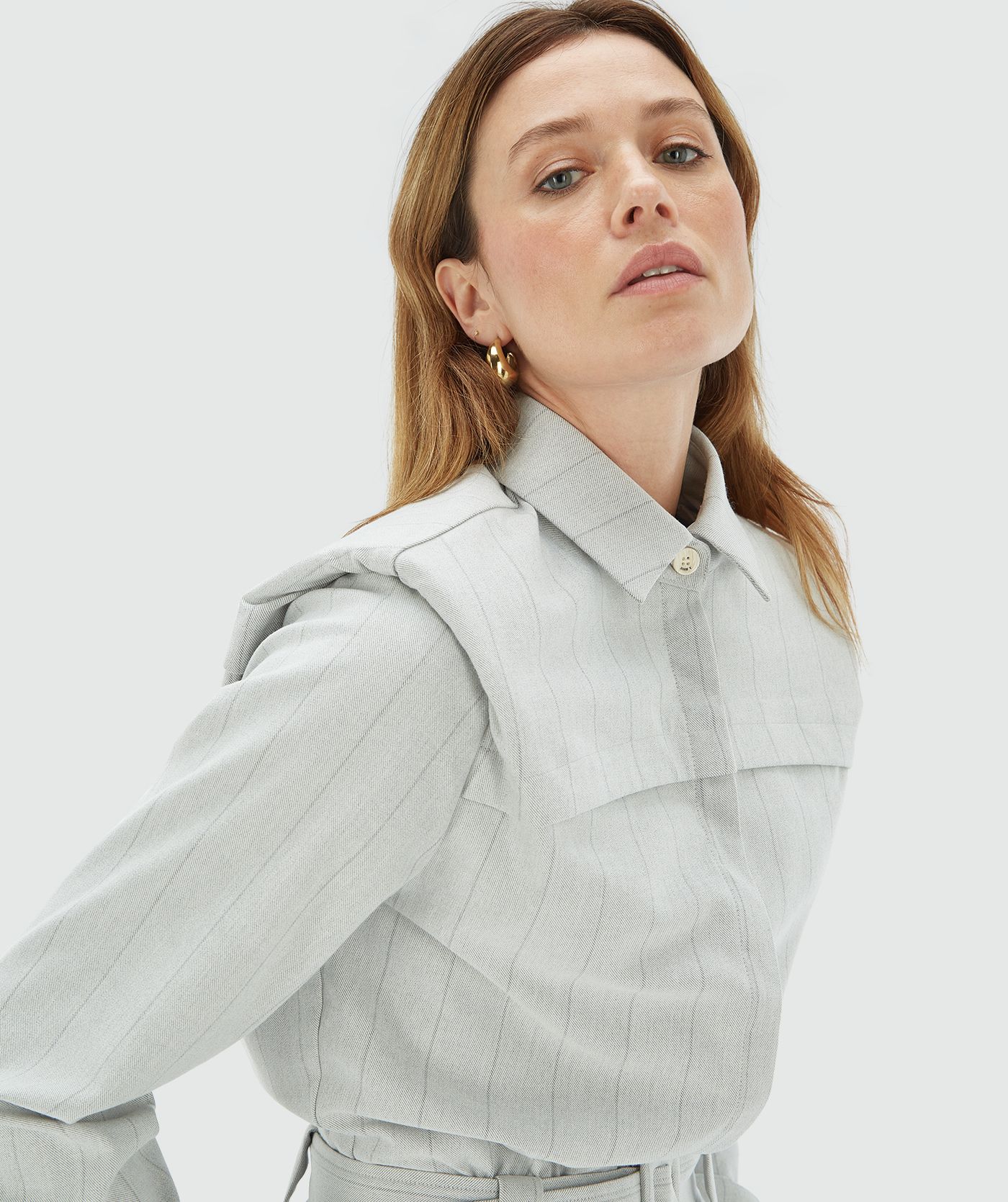 Model draagt een Light Grey Melange jumpsuit met lange mouwen, ceintuur, kraag en wijde pijpen - Josh V