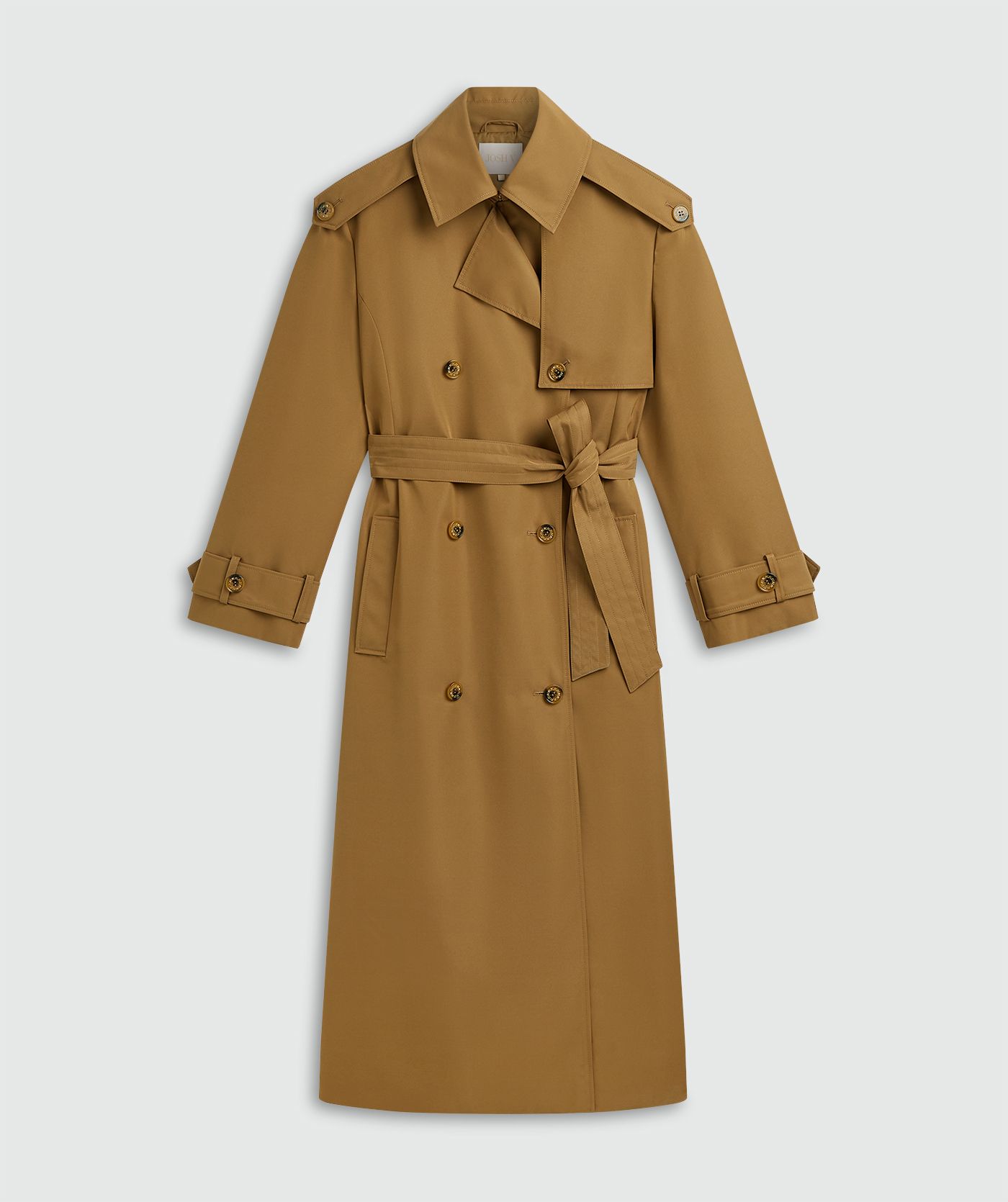 Mid Brown lange trenchcoat met dubbele knopen en ceintuur in de taille zonder mode, weergegeven op een lichtgrijze achtergrond