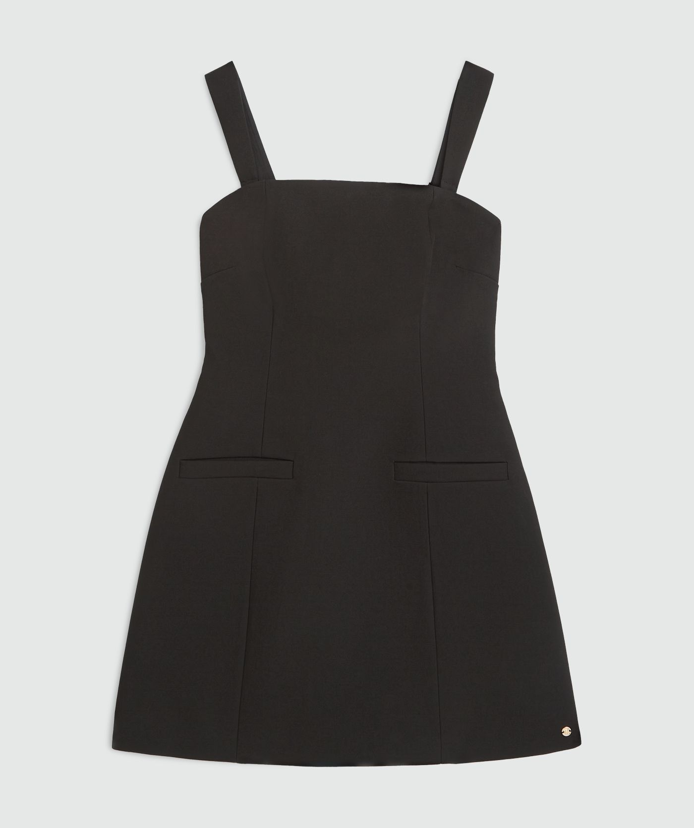 Zwarte jurk met brede bandjes en rechte halslijn zonder model, weergegeven op een lichtgrijze achtergrond - JOSH V