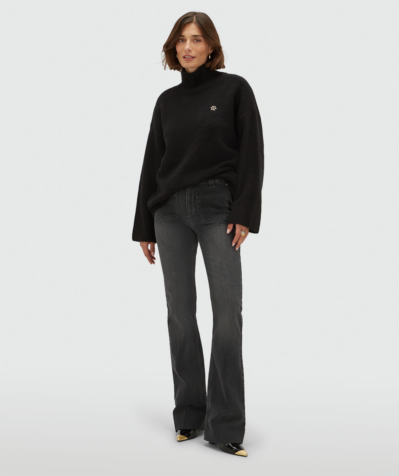 Model draagt een oversized coltrui met wol 