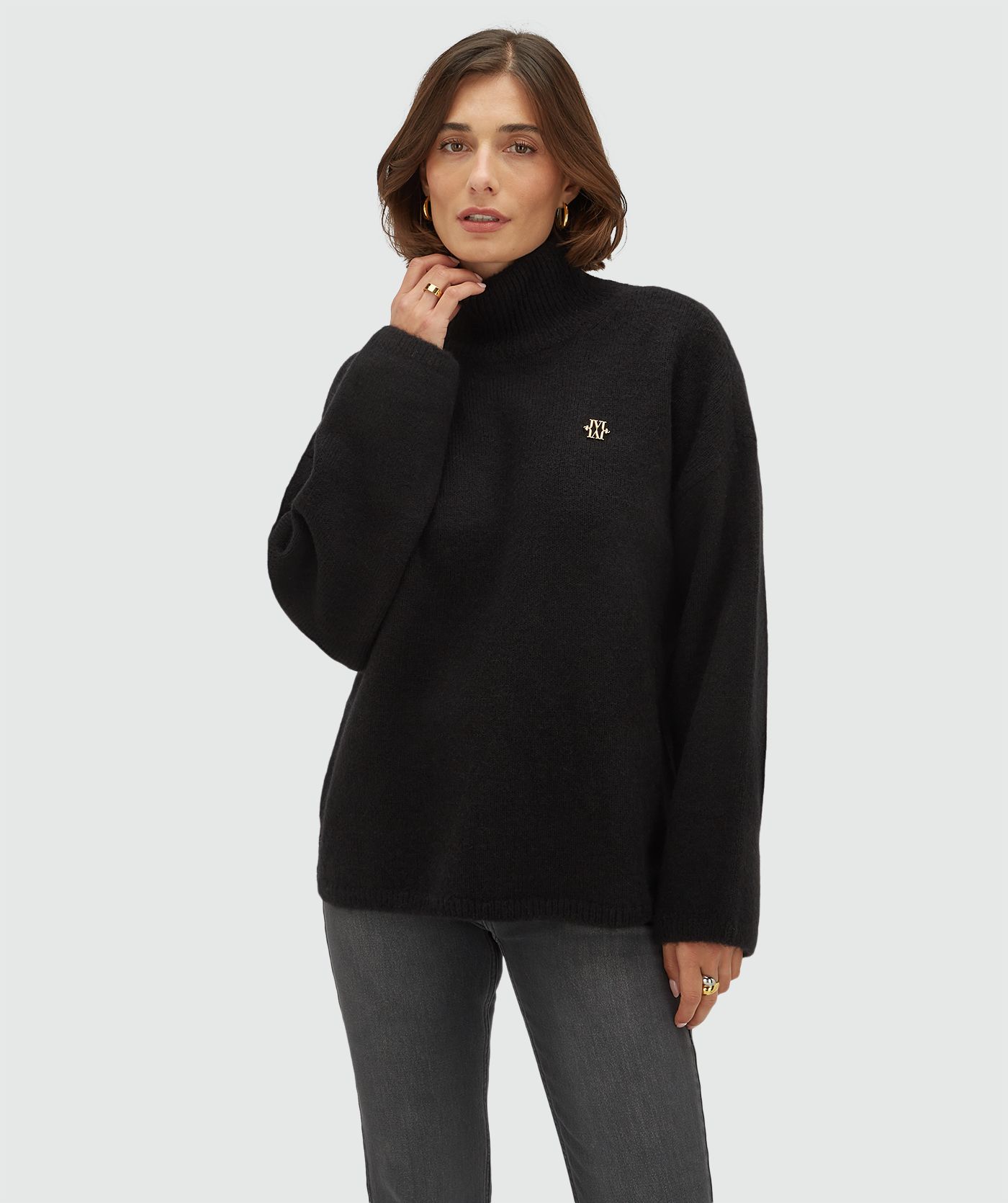 Model draagt een oversized coltrui met wol 