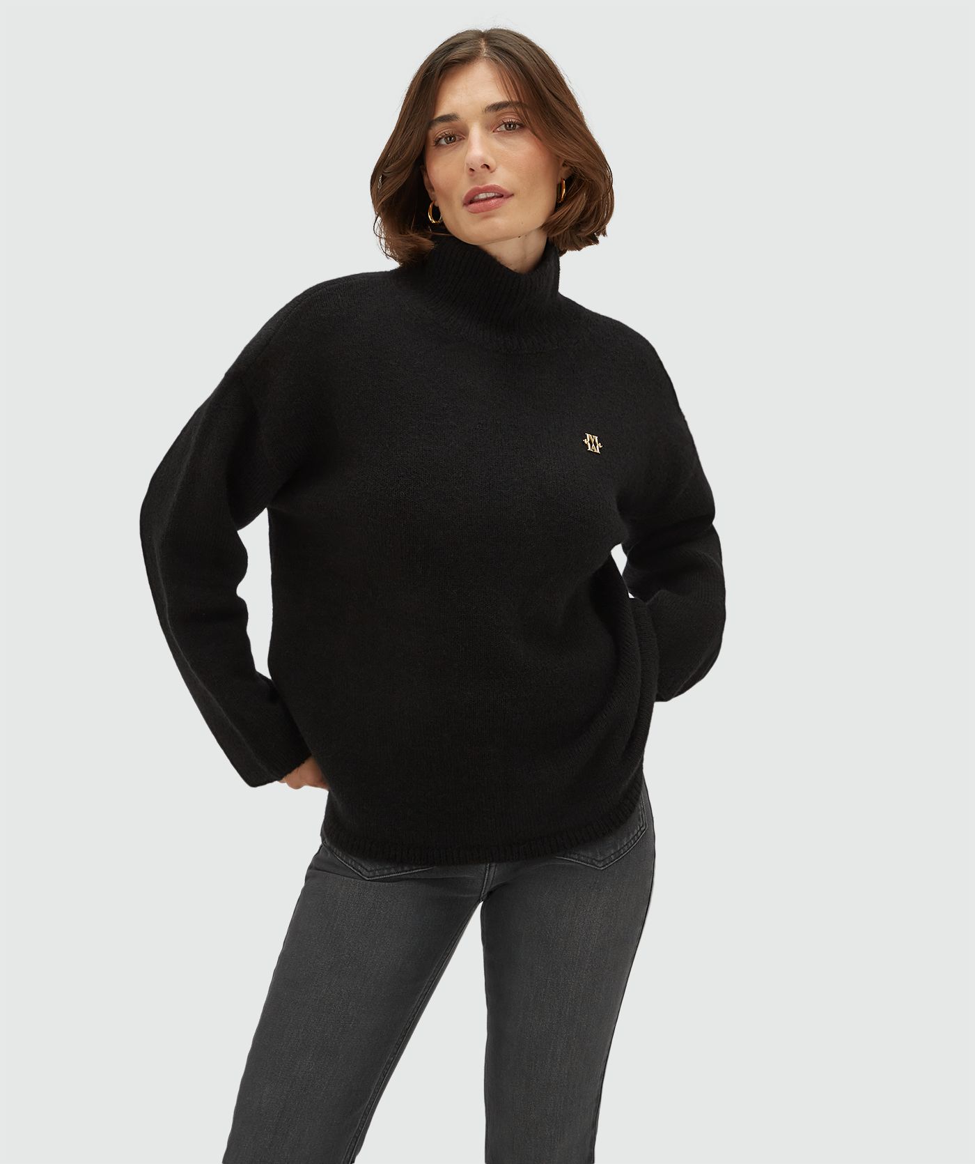 Model draagt een oversized coltrui met wol 