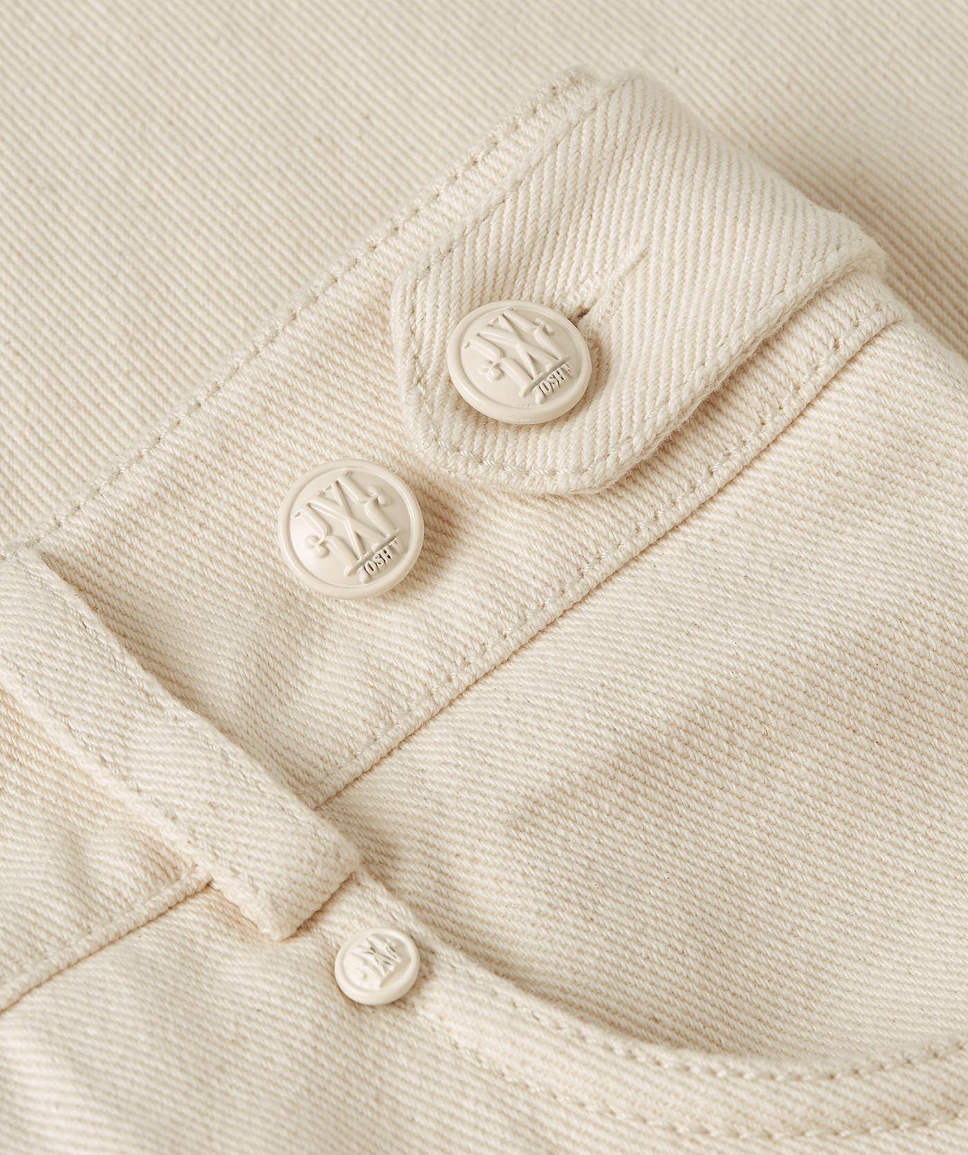 Close-up JOSH V branded knopen