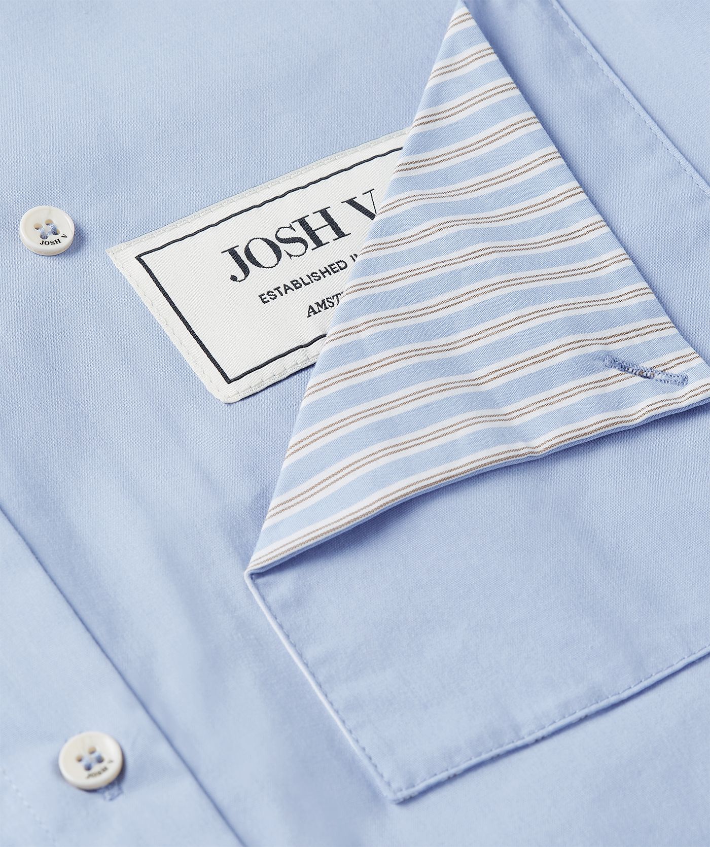 Close-up van opengevouwen borstzak met JOSH v-label.