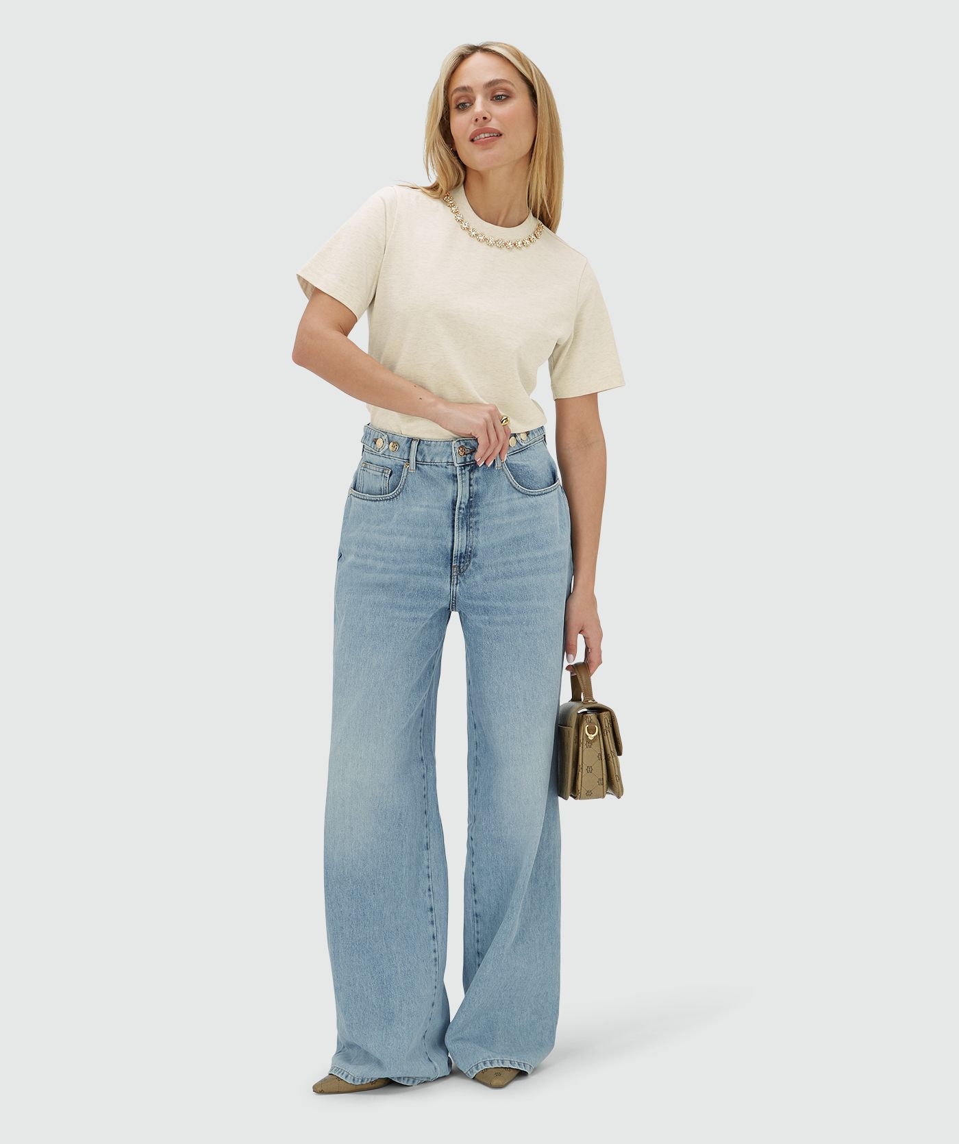 Model draagt een regular fit short sleeve T-shirt met strass rondom de neklijn