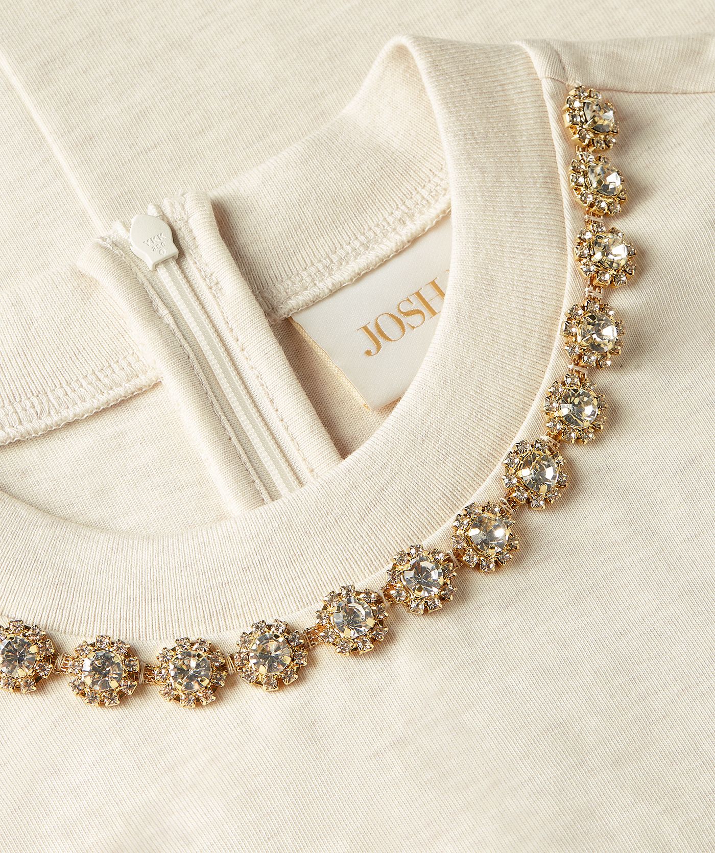 Close-up van een regular fit short sleeve T-shirt met strass rondom de neklijn